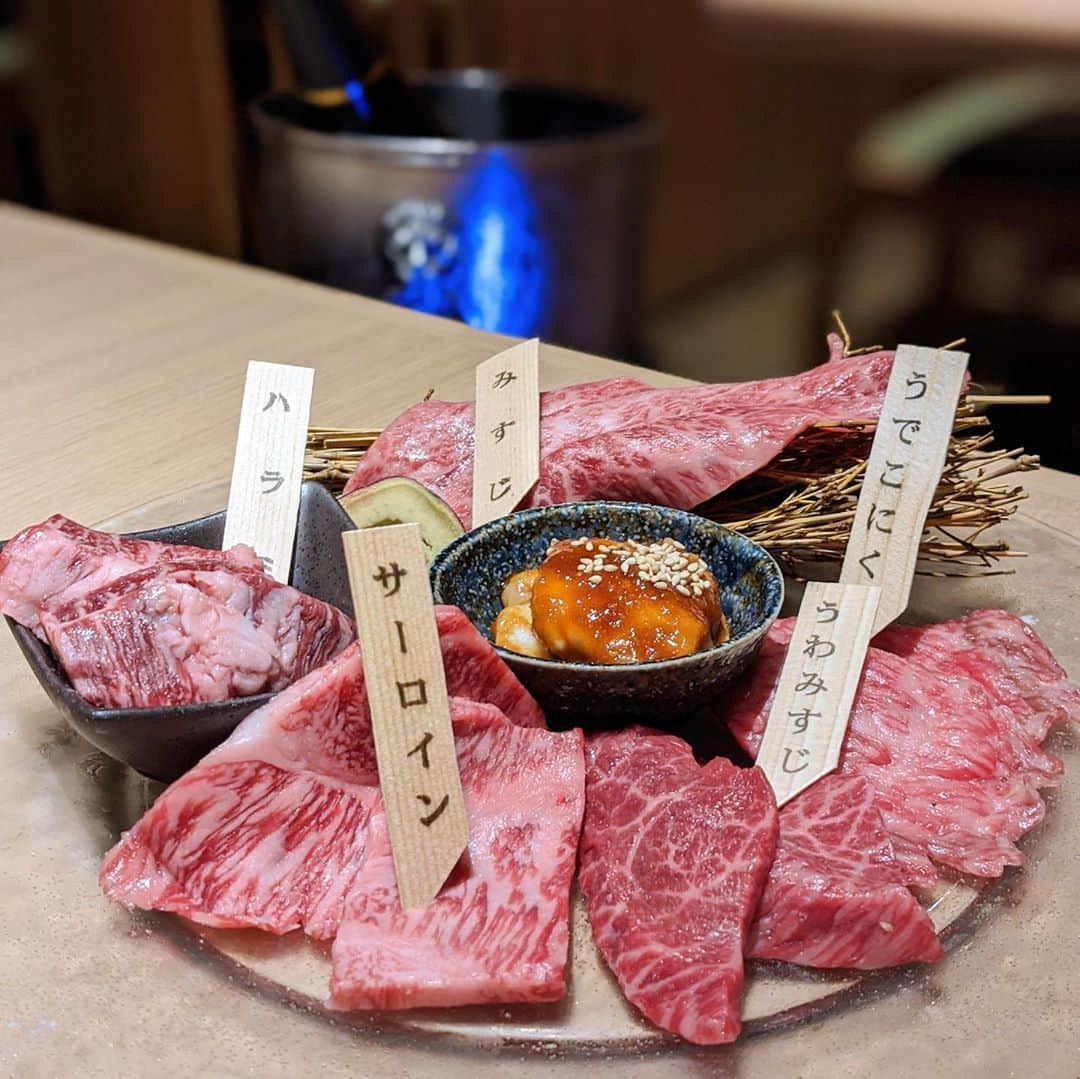 大見さなえさんのインスタグラム写真 - (大見さなえInstagram)「尾崎牛サーロインのすき焼き🥩﻿ 『尾崎牛焼肉 銀座 ひむか』﻿ 幻の和牛"尾崎牛"専門焼肉店☺️﻿ ﻿ 尾崎牛のサーロインすき焼きは﻿ 程よい甘さのタレがついたサーロインをさっと焼いて﻿ 卵黄を絡めて1口サイズのライスにオン！！🍚🥩﻿ ﻿ 噛むほどに旨味のでてくる尾崎牛は﻿ 宮崎県産黒毛和牛で生食用牛肉取扱認可を取得しているから﻿ 新鮮なユッケやお刺身と生でも食べられる🤤💓﻿ ﻿ コース内容﻿ •キムチとナムルの盛り合わせ﻿ •本日のサラダ﻿ •生肉前菜2種﻿ •ひむか厚切りタン﻿ •尾崎牛とA5黒毛和牛の特選5種盛り合わせ﻿ •尾崎牛サーロインのすき焼き﻿ •お食事(冷麺)﻿ •甘味 (パンプキンアイス選択)﻿ ﻿ 個人的にはクリームチーズのキムチがどハマりした😍﻿ お酒のおつまみに最高すぎる🥂﻿ ﻿ 店内は和な雰囲気で2人から個室あり！﻿ 東急プラザ銀座の11階にあって眺めも良くデートや接待にも🙆‍♀️🌃﻿ ﻿ ーーーーーーーーーーーーーーーーー﻿ ﻿ エリア　銀座駅より徒歩1分﻿ ☎︎ 050-5592-2109﻿ ﻿ 営業時間﻿ 平日：11-16：00（15：00LO）17：00-23：00（22：00LO）﻿ 土日祝：11:00〜23:00(L.O.22:00)﻿ ﻿ 日曜営業﻿ 定休日﻿ 不定休(東急プラザ銀座に準ずる)﻿ ﻿ 予算﻿ Dinner￥10,000～￥14,999﻿ Lunch￥3,000～￥3,999﻿ ﻿ #尾崎牛焼肉 #尾崎牛焼肉ひむか #焼肉﻿ #ひむか #和牛 #サーロイン #すき焼き﻿」10月13日 11時57分 - tabe_megumi