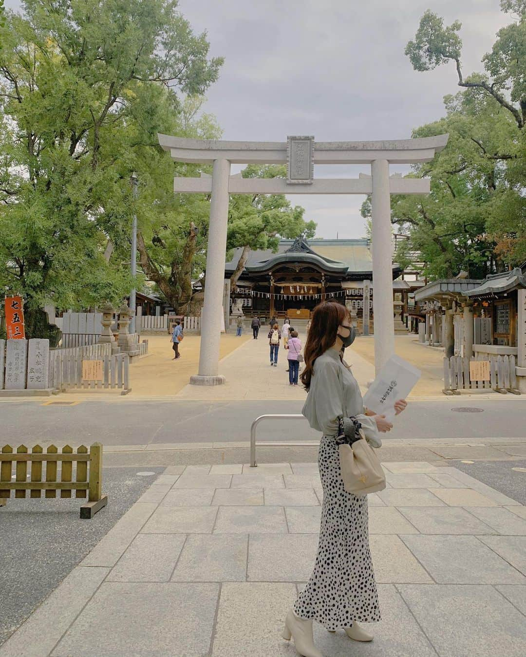 芥田愛菜美さんのインスタグラム写真 - (芥田愛菜美Instagram)「#石切神社 . . 先週めちゃくちゃ当たるという占いに行った。 四柱推命ていう方法で、名前と生年月日から生まれ持った 性質とか能力やら色々当ててくれるらしい。 しょっぱな「ん〜冷え性と胃が穴開くほど悪いね。」 と言われ、ぷ。全然当たってないやん〜 って思って 「冷え性。胃が悪い。」だけメモして その後は 占い師さんと話すことを楽しんでしまって いつどうなるとか聞き流してほとんど忘れてしまった。 . . 昨日びっくりするくらい胃が痛くなった。 吐くくらい痛かったし、焦りすぎてヘパリーゼとか 摂取しそうになるくらいやった。←肝臓に良いやつ。 断言しはった胃が悪いはめちゃくちゃ当たってそうです。 占い師さん胃悪いより後なんて言ってましたっけ？ . . . #東大阪 #新石切 #石切劔箭神社 #占い #四柱推命 #大阪観光 #大阪旅行 #え #急にめっちゃ喋るやん」10月13日 12時08分 - mirumiru1019