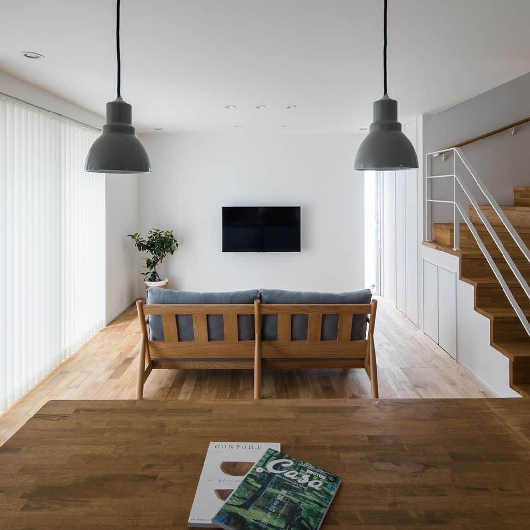 ルポハウス一級建築士事務所さんのインスタグラム写真 - (ルポハウス一級建築士事務所Instagram)「・ ・ ・ お気に入りのソファに座って木の温もりを感じられるリビング。 ・ テレビを消して、スリット窓からこぼれる光を感じながら、贅沢な時間を過ごします。 ・ ・ ・ 𓐌𓐌𓐌𓐌𓐌𓐌𓐌𓐌𓐌𓐌𓐌𓐌𓐌𓐌𓐌𓐌𓐌𓐌  ルポハウスの施工事例はこちらまで☞ @reposhouse  𓐌𓐌𓐌𓐌𓐌𓐌𓐌𓐌𓐌𓐌𓐌𓐌𓐌𓐌𓐌𓐌𓐌𓐌 #ルポハウス は#ちょっとかっこいい家 を"友人のために" という思いでつくっています。 一生に一度の#マイホーム。 「あなたにしかできない」×「ルポハウスだからできる」で、 私たちだけの#家づくり を思いっきり楽しんでみませんか？！ ・ ・ ・ #住宅 #注文住宅 #新築一戸建て #デザイナーズ住宅  #一級建築士事務所 #設計事務所  #滋賀県大津市 #滋賀県草津市 #滋賀県栗東市  #滋賀県近江八幡市 #無垢フローリング #ナラ床材 #リビングインテリア #スリット窓 #インテリアグリーンのある暮らし #壁掛けテレビ #ひな壇階段 #雛壇階段」10月13日 11時59分 - reposhouse