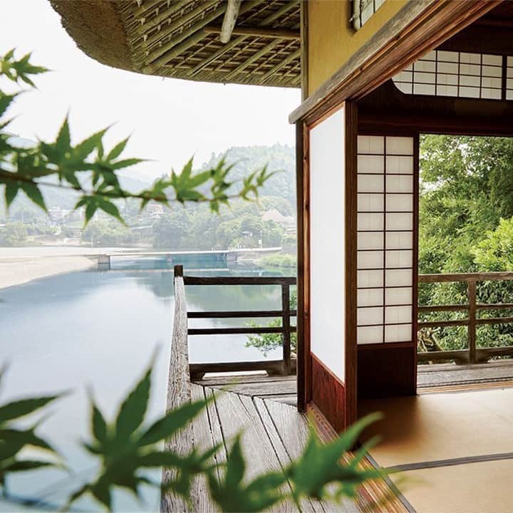 のインスタグラム：「【松山〜宇和町間の寄り道スポット。】⠀ 伊予の小京都、大洲を流れる清流肱川の崖上に、世にも風雅な草庵がある。雅な佇まいの建物と贅沢な景色に囲まれて、呈茶を楽しむひと時を。⠀ photo : @akekuro10 (STUH)⠀ #figarojapon #フィガロ11月号 #ニッポンの小さな旅へ。 #旅 #日本旅 #四国 #愛媛 #大洲 #臥龍山荘」