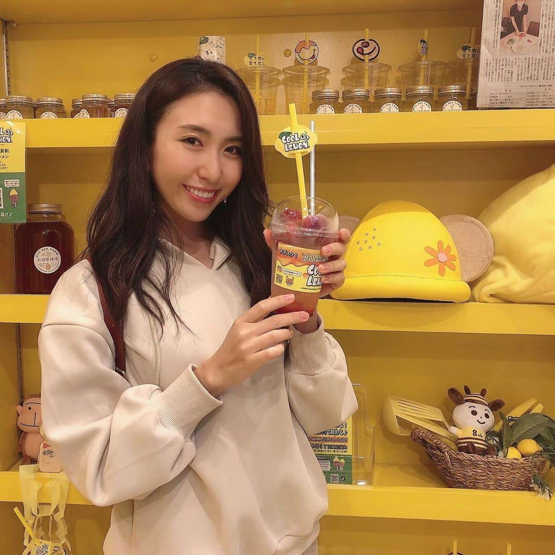 mimiさんのインスタグラム写真 - (mimiInstagram)「40種類以上あるハニーレモネード店 COOL DE LEMON @cooldelemon  冷凍のゴロっと苺が入った フリーズストロベリーハレモネード めちゃくちゃ美味しかった😍💕 ごちそうさまでした😋  フレッシュな生レモンと高級ハチミツを使用した体に優しいレモネードだから毎日飲みたい🥺 クールドレモンはサブスク制だから 毎月2500円で毎日一杯ずつ飲めるみたい😳❗️ （学生さんはなんと1500円❗️） 安すぎる。。 札幌住んでたら絶対通うー🥺❤️  札幌の皆様是非♡ ・ #クールドレモン #狸小路5丁目レモネード #札幌サブスク #ハッピーレモネード #ハニーレモネード #ハチミツハニーレモネード #pr #トリドリベース #mimi旅行記 #mimi国内旅行記 #甘mimi #だいたいカフェにいる #レモネード専門店 #サブスクドリンク #サブスク #映えカフェ #映えドリンク #身体に優しいドリンク #健康ドリンク #健康美 #美容マニア #美活 #れもねーど」10月13日 12時02分 - chan.mi3