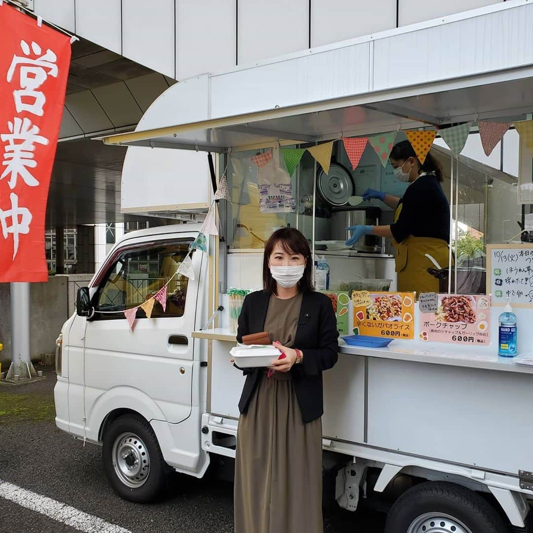 水野友貴さんのインスタグラム写真 - (水野友貴Instagram)「今日のランチは千葉県議会棟の駐車場に来ていただいている@maru2kitchen まるまるキッチンさんにて。 600円なり！ 美味しかったです☺ 議員や職員の皆さんも続々購入中。 ご好意によりガパオライスとキーマカレーを半々にしていただきました！ 午後から本会議です。 #千葉県議会議員 #千葉県議会 #水野ゆうき #まるまるキッチン #キッチンカー」10月13日 12時08分 - mizunoyuuki