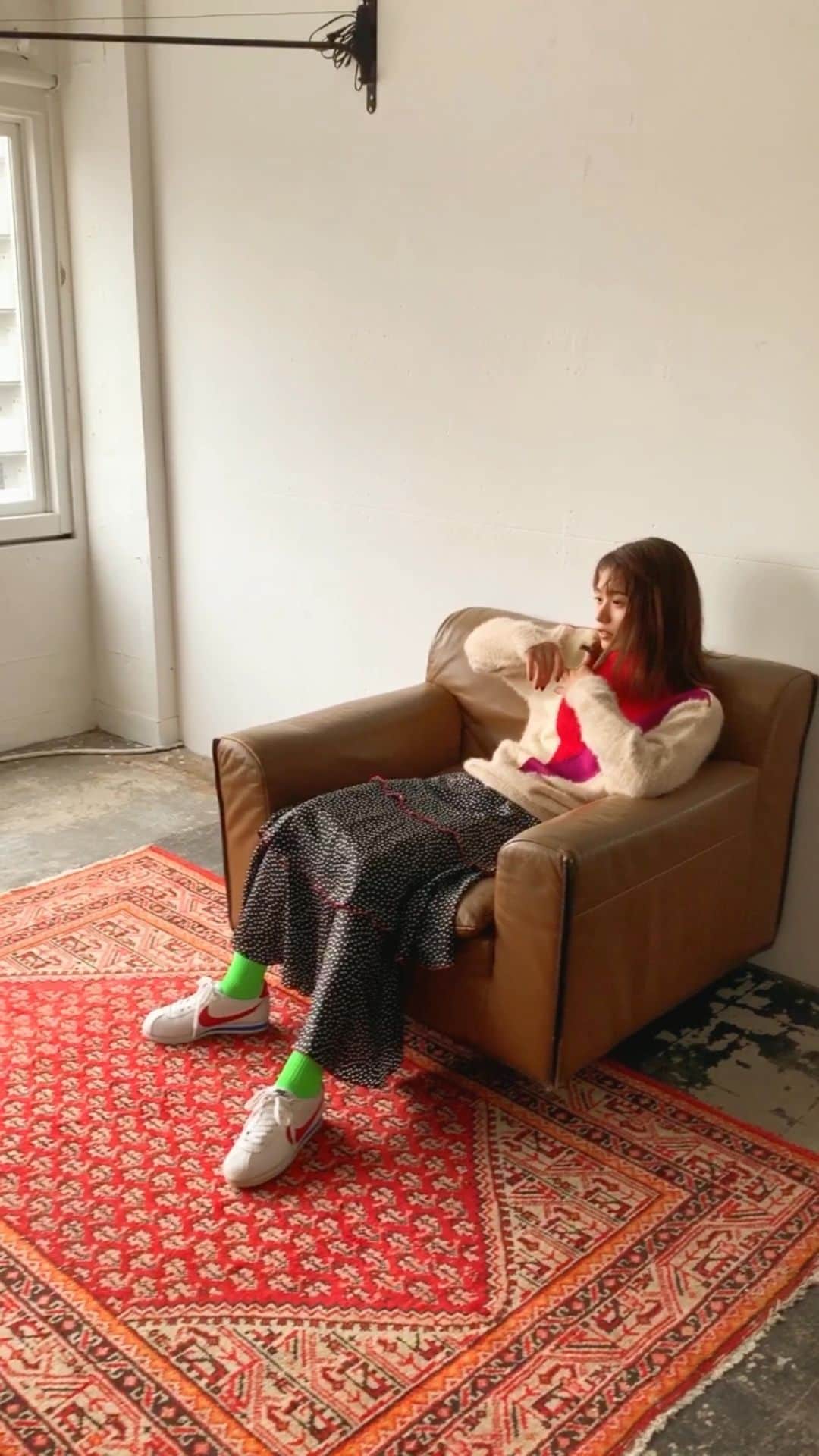 足立佳奈のインスタグラム：「撮影してるところみてもらうの初めてかも🦖 #zozotown  #zozoshoes  #nike  #fashion」