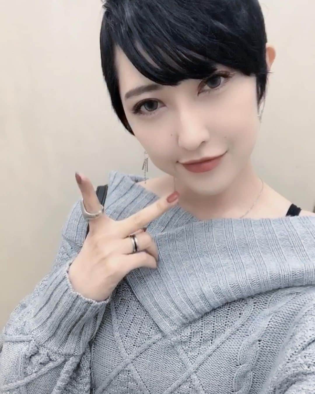 のインスタグラム：「. . . . ファンデーション 何使ってますか？って この前あげたこのストーリーで 沢山頂いたので🥺♥️ . . . . エスティーローダーの ダブルウェア使ってます✨ . . . お粉はイニスフリーです♡ . . . . @chika_loves ちかちゃんが ファンデーション教えてくれて 崩れなくていいよって 親切に教えてくれたので すぐエスティーローダー行って 購入しました🔜 . . . . 今までクッションファンデ 使ってたけど崩れるのと カバー力が弱いのが悩みだったから この陶器っぽい感じが好きで 私の好みにドンピシャでした🥺♥️ . . . . 肌綺麗だね、 白いねって言われて すごい嬉しかった🤤♥️ . . . また言ってもらえるかなぁ。 보고싶댱. . . 내사랑♡♡ 2枚目の感じがいいらしい。 気抜いてるのがいいらしい。 じゃあもうずっと気抜いとくわ。笑 . . . #ファンデーション #エスティーローダー  #ダブルウェア #リキッドファンデ #カバー力 #崩れない #陶器肌 #美肌 #美白 #파운데이션 #파데 #리퀴드파운데이션  #파우더 #에스티로더 #메이크업 #화장품 #esteelauder #doublewear #綺麗は作れる #努力は必ず報われる . . . . . . 昔は焼いてたけど ほんと戻すのに途方もない時間。 . 焼くのは簡単なのに シミシワ無くすの一生かかる。。 . 焼いてるとやっぱり顔が年齢より 明らか上に見える不思議..... 頑張って綺麗になります♡ 諦めないー♡ . . . . .」