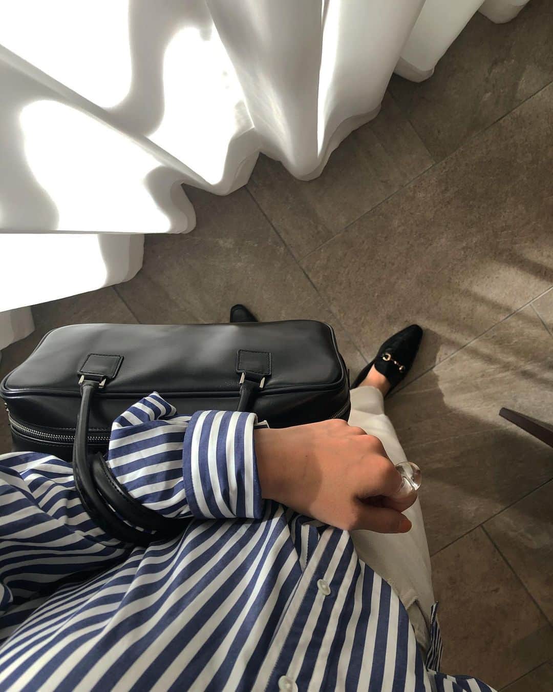 のインスタグラム：「. ベーシックなデザインのbag探してて 見つけた🖤 どんなスタイルにもハマるので 早速コレばっかり使ってる👜 . . #byensure」