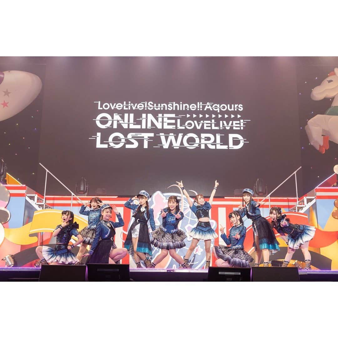 小宮有紗さんのインスタグラム写真 - (小宮有紗Instagram)「ラブライブ！サンシャイン‼︎ 「Aqours ONLINE LoveLive!〜LOST WORLD〜」 2日間無事終了しました。  Aqoursにとって初めてのオンラインライブ、そして1年4ヶ月ぶりの単独ライブでした！ LOSTしてしまった公演をぎゅぎゅっと詰め込んだ2時間でしたが楽しんで頂けたでしょうか？^ ^  ユニットパートからはじまり、AZALEAもやーっと 『Amazing Travel DNA』に収録されている3曲を披露する事が出来ました😭 今回はAZALEAとしては、今までにないくらい踊っています！！ それぞれセンター曲があったのも嬉しかったなー✨ 『Amazing Travel DNA』は花丸ちゃんセンターなのですが、歌い分けは『トリコリコPLEASE!!』とほぼ同じになっています😳 『空中恋愛論』はダイヤセンターなのですが、AZALEAらしい可愛い曲調で、サビの振り付けが可愛くてお気に入り^ ^ 『メイズセカイ』は果南センターで、イントロと間奏のダンスを揃えるために3人で沢山練習しました。 3曲とも凄くお気に入りだから、ぜひアーカイブで何回も観て欲しいです！！  衣装もジャケ写のイラストに忠実に、私たちが着た時により格好良く見えるように作って頂きました✨ こんなにスタイリッシュなデザインの衣装は、Aqoursでもあまり無いから凄くお気に入りです😊 ポイントは3人お揃いのベレー帽と、ネックレスかな！ 全員帽子被ってるのも初めてかも！  続いて登場したのは、謎の方々「シャゼリア⭐︎キッス」さん。 皆さん凄くお忙しい方らしく、あっという間に居なくなっちゃったので2ショットを撮ってもらう事は叶わず残念でした、、、。 地球の平和を守ってるみたいだからお忙しいんでしょうね😭 また会える日が来ると信じて、その時は写真撮って貰えるように頑張ります！笑  そして、Aqours！ ポエポエにのって登場しました😌 挨拶の時にメンバーカラーになってくれていて、可愛かった✨ Aqoursは今回は衣装を変えてる暇があったらその分歌いたい！という事で、「Fantastic Departure!」の衣装でアンコールまで披露したのですが、ファンデパの衣装が凄く格好良いから沢山着られて嬉しかったです！ 曲も一曲一曲全部思い入れあるけど、全部書いたらきりが無いからどこかでお話しできる機会があったらいいな☺️  今回のように、実際に会場に皆さんが居ないライブって、想像がつかなくてどんな感じなのかなと思っていたのですが、曲中にもいつものように歓声を入れてくれたり、リアルタイムで皆さんのコメントも見られるようにしてくれたりとスタッフさんがたくさん工夫をしてくれたお陰で、個人的には皆さんと凄く近くに居られているなと感じる事ができました。 それと、配信だったからこそ冷静に周りを見渡せた瞬間もあって、応援してくれている皆さんはもちろん、沢山の方々に私たちは支えられてステージに立てているという事も、改めて凄く感じられた2日間だったと思います。  配信ならではのカメラワークにも挑戦できて、新しい可能性も感じられましたよね！ また、この冬に2nd ONLINE LoveLive!も出来る事が決まったので、もっともっと配信だからこそやれる事も見つけていけたら良いなーと思いました。  とはいえ、 やっぱり皆さんと同じ空間でライブできた方が嬉しいし、楽しいのは間違いない、、！ AZALEAの1stライブも再チャレンジ出来る事が決定して、 まだどこで、どんな形でライブが出来るかはわからないけど、そこでもし会えたら最高だよね！！なんて思ったりしています。  色んなところで伝えているけど、 まだまだ9人でやりたい事も沢山あるし、やれる事も沢山ある！ 全部やり切るまで、止まるつもりは全く無いから、皆さんもしっかりついて来てくれたら嬉しいです^ ^  まずは次回、WHITE ISLANDで会えるのを楽しみにしています✨ LOST WORLDも18日までアーカイブ残るみたいなので、たくさん観て目に焼き付けてね！！笑  いつも本当にありがとう！！！！！！！！！！  黒澤ダイヤ役　小宮有紗  #lovelive #Aqours #LOSTWORLD_DAY1 #LOSTWORLD_DAY2」10月13日 12時12分 - arisakomiya_official