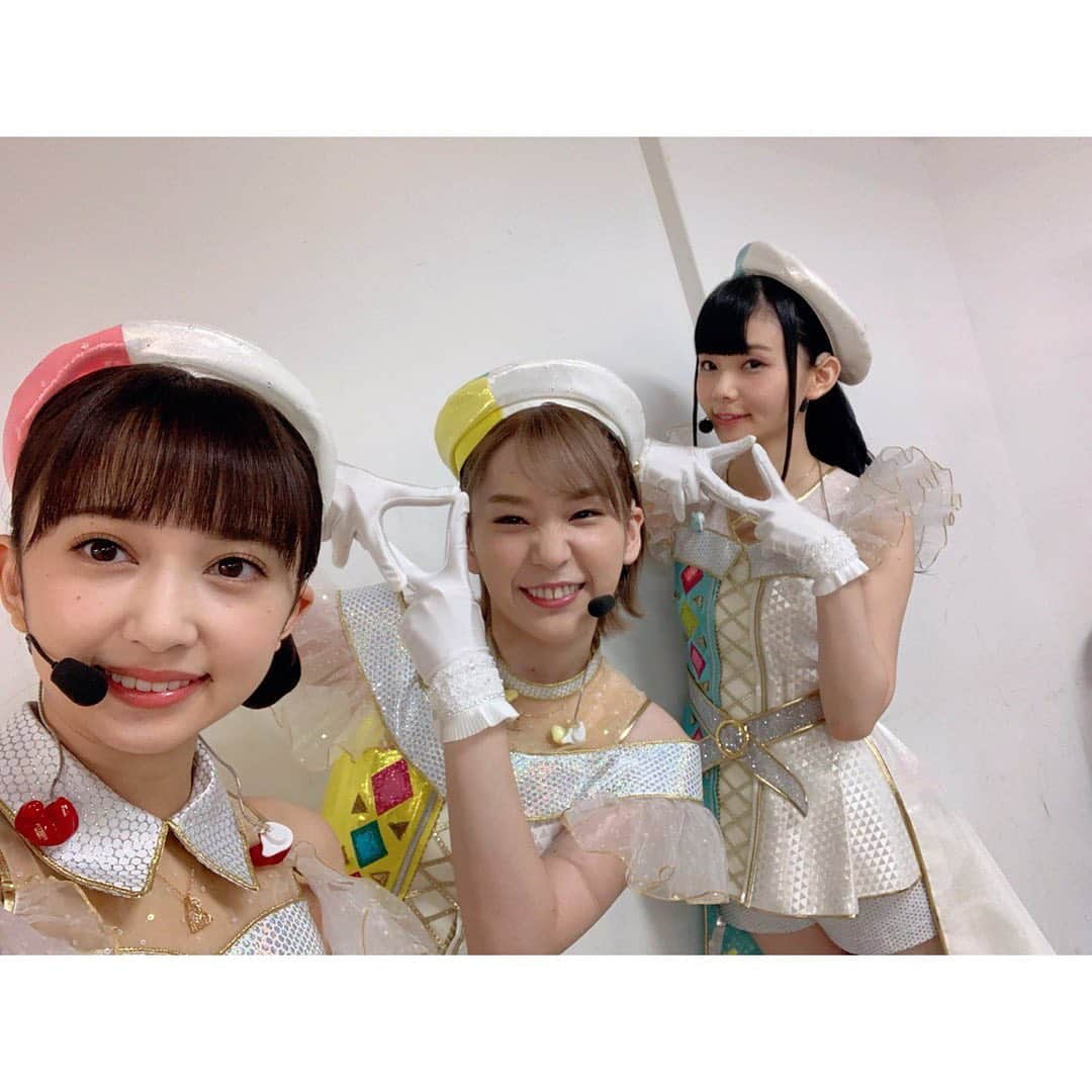 小宮有紗さんのインスタグラム写真 - (小宮有紗Instagram)「ラブライブ！サンシャイン‼︎ 「Aqours ONLINE LoveLive!〜LOST WORLD〜」 2日間無事終了しました。  Aqoursにとって初めてのオンラインライブ、そして1年4ヶ月ぶりの単独ライブでした！ LOSTしてしまった公演をぎゅぎゅっと詰め込んだ2時間でしたが楽しんで頂けたでしょうか？^ ^  ユニットパートからはじまり、AZALEAもやーっと 『Amazing Travel DNA』に収録されている3曲を披露する事が出来ました😭 今回はAZALEAとしては、今までにないくらい踊っています！！ それぞれセンター曲があったのも嬉しかったなー✨ 『Amazing Travel DNA』は花丸ちゃんセンターなのですが、歌い分けは『トリコリコPLEASE!!』とほぼ同じになっています😳 『空中恋愛論』はダイヤセンターなのですが、AZALEAらしい可愛い曲調で、サビの振り付けが可愛くてお気に入り^ ^ 『メイズセカイ』は果南センターで、イントロと間奏のダンスを揃えるために3人で沢山練習しました。 3曲とも凄くお気に入りだから、ぜひアーカイブで何回も観て欲しいです！！  衣装もジャケ写のイラストに忠実に、私たちが着た時により格好良く見えるように作って頂きました✨ こんなにスタイリッシュなデザインの衣装は、Aqoursでもあまり無いから凄くお気に入りです😊 ポイントは3人お揃いのベレー帽と、ネックレスかな！ 全員帽子被ってるのも初めてかも！  続いて登場したのは、謎の方々「シャゼリア⭐︎キッス」さん。 皆さん凄くお忙しい方らしく、あっという間に居なくなっちゃったので2ショットを撮ってもらう事は叶わず残念でした、、、。 地球の平和を守ってるみたいだからお忙しいんでしょうね😭 また会える日が来ると信じて、その時は写真撮って貰えるように頑張ります！笑  そして、Aqours！ ポエポエにのって登場しました😌 挨拶の時にメンバーカラーになってくれていて、可愛かった✨ Aqoursは今回は衣装を変えてる暇があったらその分歌いたい！という事で、「Fantastic Departure!」の衣装でアンコールまで披露したのですが、ファンデパの衣装が凄く格好良いから沢山着られて嬉しかったです！ 曲も一曲一曲全部思い入れあるけど、全部書いたらきりが無いからどこかでお話しできる機会があったらいいな☺️  今回のように、実際に会場に皆さんが居ないライブって、想像がつかなくてどんな感じなのかなと思っていたのですが、曲中にもいつものように歓声を入れてくれたり、リアルタイムで皆さんのコメントも見られるようにしてくれたりとスタッフさんがたくさん工夫をしてくれたお陰で、個人的には皆さんと凄く近くに居られているなと感じる事ができました。 それと、配信だったからこそ冷静に周りを見渡せた瞬間もあって、応援してくれている皆さんはもちろん、沢山の方々に私たちは支えられてステージに立てているという事も、改めて凄く感じられた2日間だったと思います。  配信ならではのカメラワークにも挑戦できて、新しい可能性も感じられましたよね！ また、この冬に2nd ONLINE LoveLive!も出来る事が決まったので、もっともっと配信だからこそやれる事も見つけていけたら良いなーと思いました。  とはいえ、 やっぱり皆さんと同じ空間でライブできた方が嬉しいし、楽しいのは間違いない、、！ AZALEAの1stライブも再チャレンジ出来る事が決定して、 まだどこで、どんな形でライブが出来るかはわからないけど、そこでもし会えたら最高だよね！！なんて思ったりしています。  色んなところで伝えているけど、 まだまだ9人でやりたい事も沢山あるし、やれる事も沢山ある！ 全部やり切るまで、止まるつもりは全く無いから、皆さんもしっかりついて来てくれたら嬉しいです^ ^  まずは次回、WHITE ISLANDで会えるのを楽しみにしています✨ LOST WORLDも18日までアーカイブ残るみたいなので、たくさん観て目に焼き付けてね！！笑  いつも本当にありがとう！！！！！！！！！！  黒澤ダイヤ役　小宮有紗  #lovelive #Aqours #LOSTWORLD_DAY1 #LOSTWORLD_DAY2」10月13日 12時12分 - arisakomiya_official