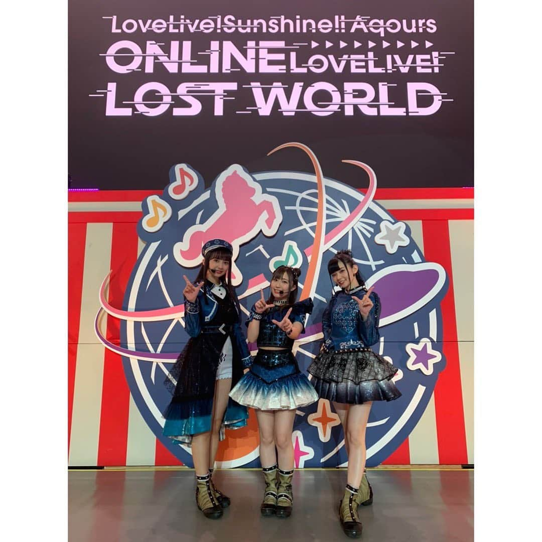 小宮有紗さんのインスタグラム写真 - (小宮有紗Instagram)「ラブライブ！サンシャイン‼︎ 「Aqours ONLINE LoveLive!〜LOST WORLD〜」 2日間無事終了しました。  Aqoursにとって初めてのオンラインライブ、そして1年4ヶ月ぶりの単独ライブでした！ LOSTしてしまった公演をぎゅぎゅっと詰め込んだ2時間でしたが楽しんで頂けたでしょうか？^ ^  ユニットパートからはじまり、AZALEAもやーっと 『Amazing Travel DNA』に収録されている3曲を披露する事が出来ました😭 今回はAZALEAとしては、今までにないくらい踊っています！！ それぞれセンター曲があったのも嬉しかったなー✨ 『Amazing Travel DNA』は花丸ちゃんセンターなのですが、歌い分けは『トリコリコPLEASE!!』とほぼ同じになっています😳 『空中恋愛論』はダイヤセンターなのですが、AZALEAらしい可愛い曲調で、サビの振り付けが可愛くてお気に入り^ ^ 『メイズセカイ』は果南センターで、イントロと間奏のダンスを揃えるために3人で沢山練習しました。 3曲とも凄くお気に入りだから、ぜひアーカイブで何回も観て欲しいです！！  衣装もジャケ写のイラストに忠実に、私たちが着た時により格好良く見えるように作って頂きました✨ こんなにスタイリッシュなデザインの衣装は、Aqoursでもあまり無いから凄くお気に入りです😊 ポイントは3人お揃いのベレー帽と、ネックレスかな！ 全員帽子被ってるのも初めてかも！  続いて登場したのは、謎の方々「シャゼリア⭐︎キッス」さん。 皆さん凄くお忙しい方らしく、あっという間に居なくなっちゃったので2ショットを撮ってもらう事は叶わず残念でした、、、。 地球の平和を守ってるみたいだからお忙しいんでしょうね😭 また会える日が来ると信じて、その時は写真撮って貰えるように頑張ります！笑  そして、Aqours！ ポエポエにのって登場しました😌 挨拶の時にメンバーカラーになってくれていて、可愛かった✨ Aqoursは今回は衣装を変えてる暇があったらその分歌いたい！という事で、「Fantastic Departure!」の衣装でアンコールまで披露したのですが、ファンデパの衣装が凄く格好良いから沢山着られて嬉しかったです！ 曲も一曲一曲全部思い入れあるけど、全部書いたらきりが無いからどこかでお話しできる機会があったらいいな☺️  今回のように、実際に会場に皆さんが居ないライブって、想像がつかなくてどんな感じなのかなと思っていたのですが、曲中にもいつものように歓声を入れてくれたり、リアルタイムで皆さんのコメントも見られるようにしてくれたりとスタッフさんがたくさん工夫をしてくれたお陰で、個人的には皆さんと凄く近くに居られているなと感じる事ができました。 それと、配信だったからこそ冷静に周りを見渡せた瞬間もあって、応援してくれている皆さんはもちろん、沢山の方々に私たちは支えられてステージに立てているという事も、改めて凄く感じられた2日間だったと思います。  配信ならではのカメラワークにも挑戦できて、新しい可能性も感じられましたよね！ また、この冬に2nd ONLINE LoveLive!も出来る事が決まったので、もっともっと配信だからこそやれる事も見つけていけたら良いなーと思いました。  とはいえ、 やっぱり皆さんと同じ空間でライブできた方が嬉しいし、楽しいのは間違いない、、！ AZALEAの1stライブも再チャレンジ出来る事が決定して、 まだどこで、どんな形でライブが出来るかはわからないけど、そこでもし会えたら最高だよね！！なんて思ったりしています。  色んなところで伝えているけど、 まだまだ9人でやりたい事も沢山あるし、やれる事も沢山ある！ 全部やり切るまで、止まるつもりは全く無いから、皆さんもしっかりついて来てくれたら嬉しいです^ ^  まずは次回、WHITE ISLANDで会えるのを楽しみにしています✨ LOST WORLDも18日までアーカイブ残るみたいなので、たくさん観て目に焼き付けてね！！笑  いつも本当にありがとう！！！！！！！！！！  黒澤ダイヤ役　小宮有紗  #lovelive #Aqours #LOSTWORLD_DAY1 #LOSTWORLD_DAY2」10月13日 12時12分 - arisakomiya_official