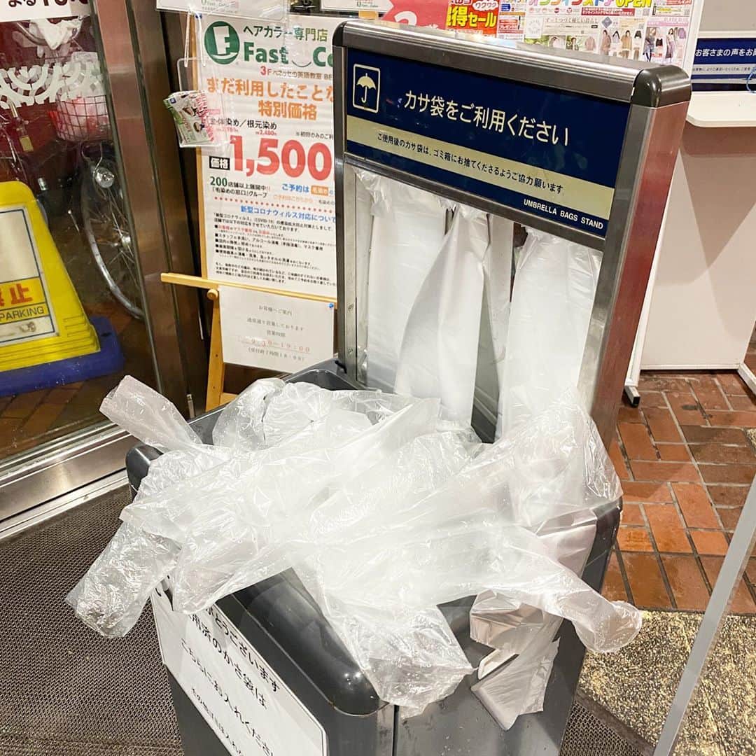 高畑正幸のインスタグラム：「レジ袋有料化やってる店も入り口はこんなかんじ。」
