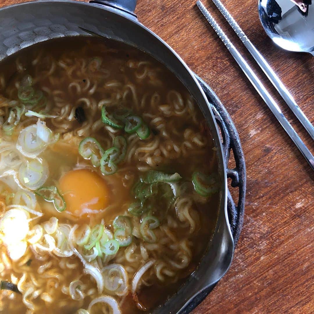 金剛地武志のインスタグラム：「辛ラーメンを鍋から食うんだぜ」