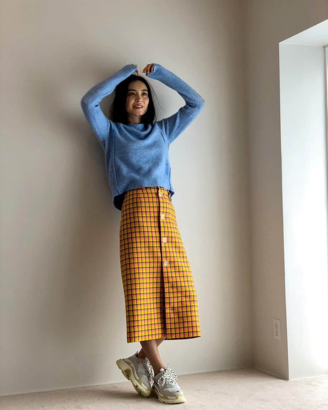 エミ・マイヤーのインスタグラム：「retro vibes 💙 💛」