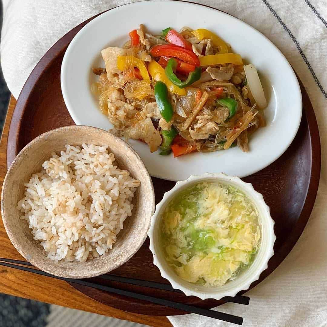 韓の食菜さんのインスタグラム写真 - (韓の食菜Instagram)「sachi_m_0501　さんが「韓の食菜 チャプチェ」で作ったベジおかずを投稿してくださいました。 もち麦入りご飯×レタスと玉子のスープ×チャプチェの組み合わせが素敵ですね！ . #モランボン@moranbong_official #韓の食菜#チャプチェ#韓の食菜チャプチェ@hannoshokusai ------------------------------------------  #Repost @sachi_m_0501 ・・・ . 毎日三食、ご飯を作り続けていると、 レパートリーが尽きるというか、 自分の味に飽きたー！と感じることがありますが、 そんな時に本当に助かっています！！ . 今日のお昼はモニタープレゼントで頂いた 【モランボン 韓の食菜 チャプチェ】を使って 簡単“韓国おかず”定食です♪ 手軽に作れて、誰でもバッチリ味が決まる！ いつものおうちごはんとは目先も変わる新鮮さ、 時短なのも嬉しいですよねー。 今のこの状況のランチにぴったりなんじゃない？ . もち麦入りご飯と、レタスと玉子のスープで 美味しいチャプチェ、ご馳走さまでした！ . . #チャプチェ #韓の食菜 #フーディーテーブル #フーディストモニター #常備したい #韓国料理 #いつでも美味しい #野菜マシマシ #韓国ベジ . 🚩「モランボン×フーディーテーブル」のモニターコラボ広告企画に参加しています」10月13日 12時22分 - hannoshokusai