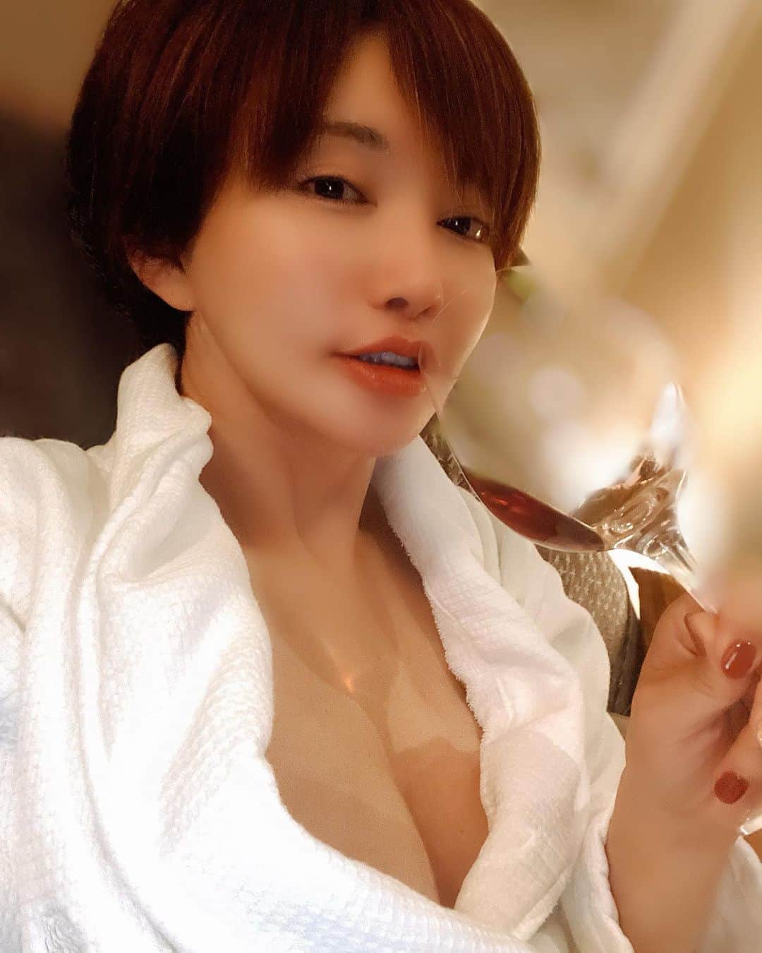 里美ゆりあのインスタグラム：「バスローブに赤ワインは私の定番衣装になりそうです😂  #バスローブ #赤ワイン #wine #里美ゆりあ」