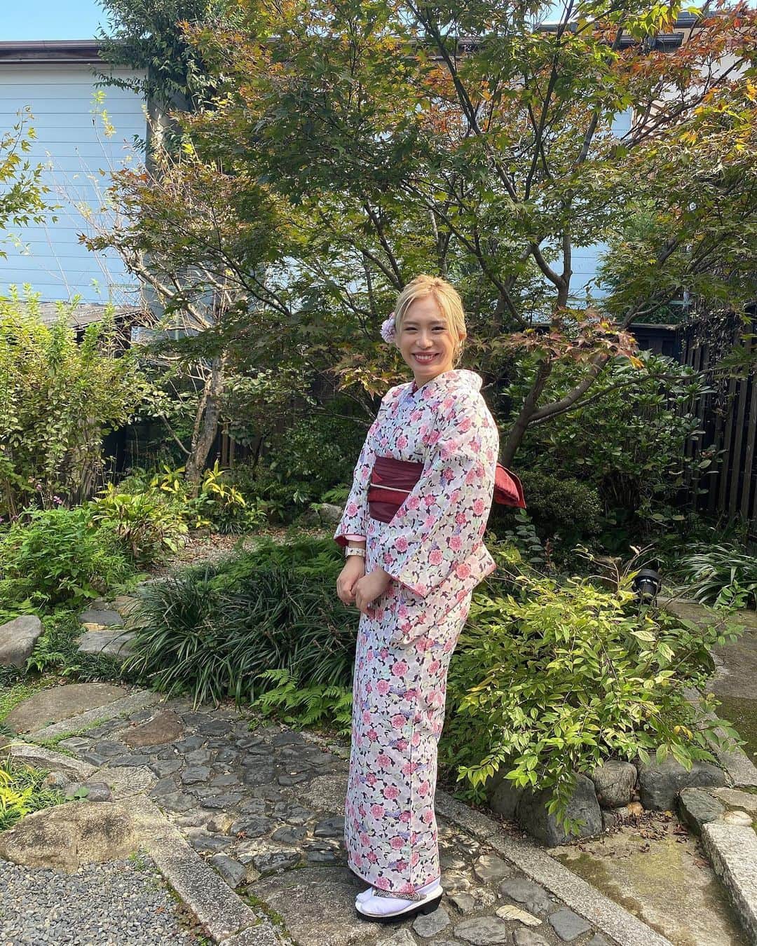 acaneのインスタグラム：「・ 着物もぶちかましました。👘⛩ スタッフさん皆優しかったあ🍃 最近ハマってる薄紫な着物を選びました  #レンタル着物岡本」