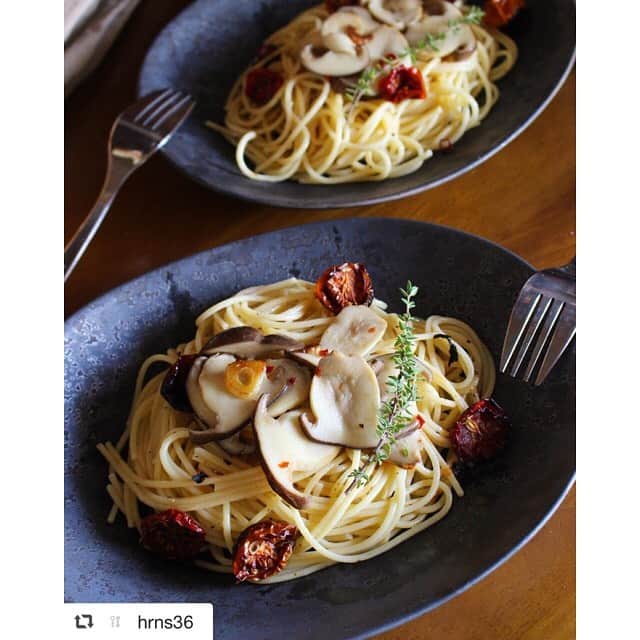 #macaronimate(マカロニメイト)プロジェクトさんのインスタグラム写真 - (#macaronimate(マカロニメイト)プロジェクトInstagram)「【マカロニメイトTOPICS✍️】 秋の旬食材はたくさんありますが、お財布にやさしいのはやっぱり #きのこ ですよね🍄🍴 . 今回は、そんな旬食材“きのこ”を使ったパスタをご紹介します👩‍🍳 . ▶️ @watatomo_zinefood さん：カボスと舞茸の和パスタ ▶️ @hrns36 さん：自家製ドライトマトと本しめじのペペロンチーノ ▶️ @ayamarucooking さん：きのこクリームパスタ ▶️ @mariaalbum さん：秋鮭ときのこの秋パスタ ▶️ @_ri_gohan さん：たらこときのこの和風パスタ . クリーム、トマト、和風などさまざまなパスタとの相性がいいきのこ✨どれも本当においしそうです…🤤🍝 . ------------------------------------------------- マカロニメイト公式アカウントです。 #マカロニメイト を付けて写真を投稿すると、 macaroni記事やこのアカウントでご紹介させていただく場合がございます✨ おいしい写真をどんどん投稿し、編集部と共にmacaroniを盛り上げてください🍳 ------------------------------------------------- ◆macaroni編集部の記事や動画制作に力を貸してくれる「マカロニメイト」を大募集中◆ 詳しくはプロフィールのURLをチェックしてね！ ------------------------------------------------- . #パスタランチ#ペペロンチーノ#お昼ごはん#今日のランチ#今日のごはん#ご飯記録#料理記録#料理日記#ごはん日記#料理好き#今日の食卓#簡単ごはん#簡単ランチ#丁寧な暮らし#日々の暮らし#豊かな暮らし#料理部#料理好きな人と繋がりたい#暮らしの記録#献立記録#手料理日記#簡単ごはん#時短ごはん#手作りごはん」10月13日 12時36分 - macaronimate