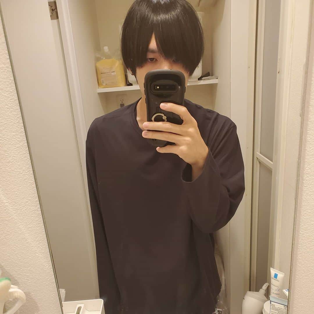 古賀隼斗のインスタグラム：「髪切ったら乗せるルーティン。 よって毎回同じ髪型が投稿されるまでテンプレ。  #kanaboon #古賀隼斗 #噛み切り」