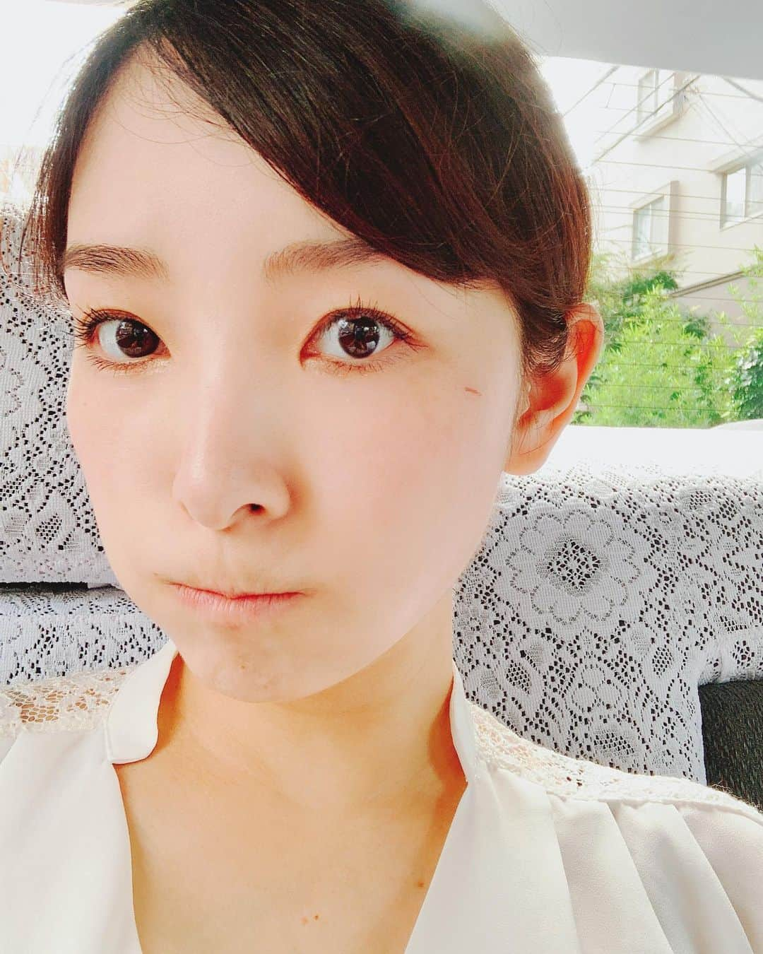 永峰絵里加のインスタグラム：「I got a scratch on my face😭👦🏻・ 寝る前急にテンションが上がっちゃった息子の飛び付きにより負傷。泣 他にも頭突き・体当たり←本人は嬉しくて抱きついたつもり。 で頬骨やアゴを強打する等、日々激しめの愛情表現を受け止めるのが大変です😂 ・ 義母に聞いたら姪っ子ちゃん達はもっと大人しいみたいで。笑 やっぱ男の子はパワフルなのね😵 ・ いつか鼻の骨とか折れませんように😂 ・ ・ ・ ・ ・ #妊婦健診 #いってきます🙋 #36週  #男の子ママ #引っ掻き傷 #じんじんする  #母はつらいよ #臨月」