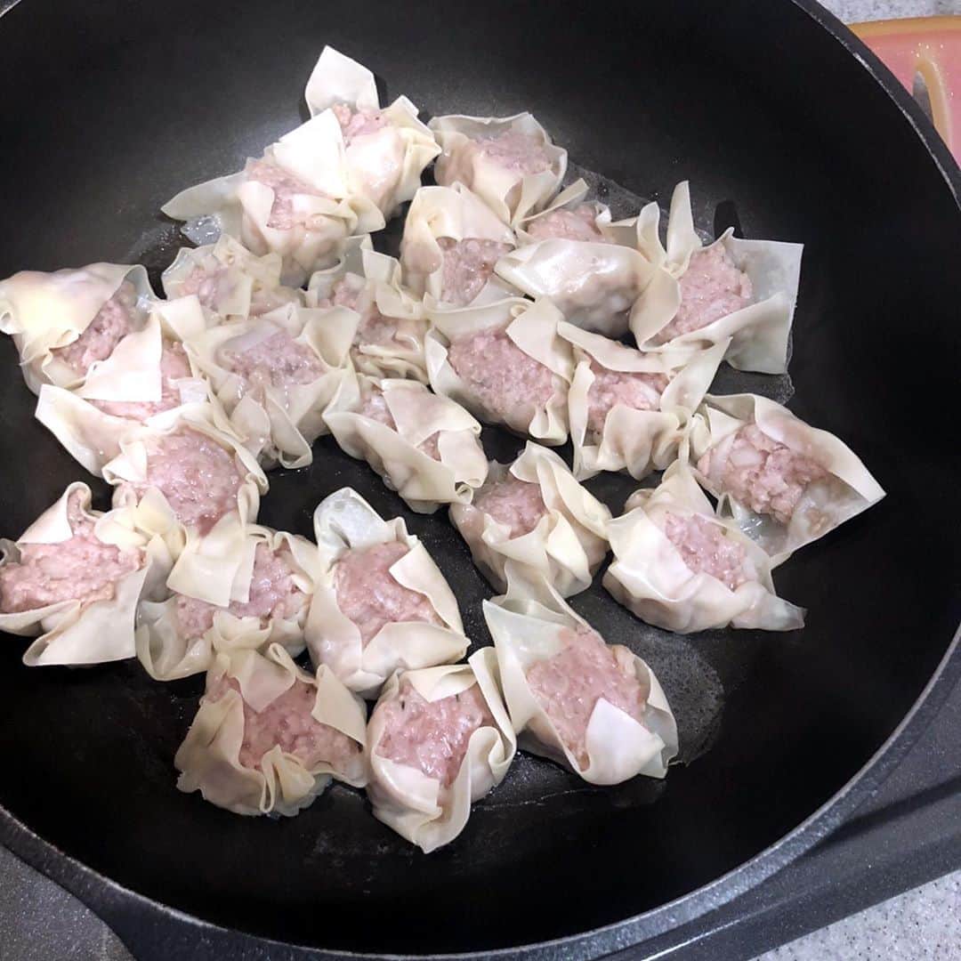 奥山佳恵さんのインスタグラム写真 - (奥山佳恵Instagram)「・ 昨日の長男弁当は しゅうまい弁当！  まだ人生で作ったの ３回目くらいですが しゅうまいを朝から  フライパンに こびりついたのは 私の分の朝しゅうまい。  @okuyama_yoshie ←ここを経由して 新しくなったプロフィールから ブログにもとべます♪  #奥山佳恵#奥山佳恵のてきとう絵日記  #高校生男子 #お弁当  すきまにねじこんだ #ハムの花  のつもりのもの まさかの2択で  ちがうほうをカットして  #ただのバラバラ ・」10月13日 12時38分 - okuyama_yoshie
