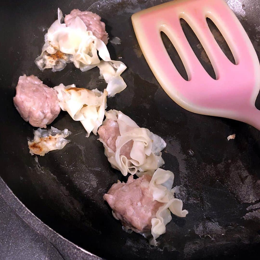 奥山佳恵さんのインスタグラム写真 - (奥山佳恵Instagram)「・ 昨日の長男弁当は しゅうまい弁当！  まだ人生で作ったの ３回目くらいですが しゅうまいを朝から  フライパンに こびりついたのは 私の分の朝しゅうまい。  @okuyama_yoshie ←ここを経由して 新しくなったプロフィールから ブログにもとべます♪  #奥山佳恵#奥山佳恵のてきとう絵日記  #高校生男子 #お弁当  すきまにねじこんだ #ハムの花  のつもりのもの まさかの2択で  ちがうほうをカットして  #ただのバラバラ ・」10月13日 12時38分 - okuyama_yoshie