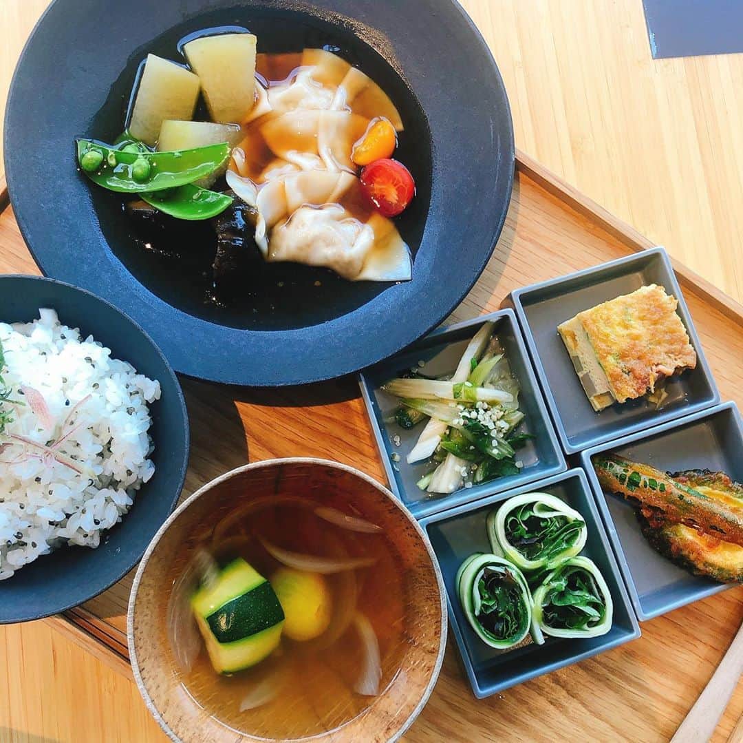 芝彰子さんのインスタグラム写真 - (芝彰子Instagram)「🌿 何を食べるか、 食べるものを選ぶことはもちろん、  誰と食べるか、環境、シチュエーション、 どんな気持ちか。  ただ食べるだけでも 全てが相まって美味しさ一つ変わるし、 その後に思い出にもなるから 家でも外でも、例え1人でも 毎食、一食一食大切にしたいな〜って思う☺️❤️ . #healthylifestyle #japanesefood #食育 #食 #食の大切さ #和食 #食べるもので身体は作られる」10月13日 12時40分 - akiaki1221