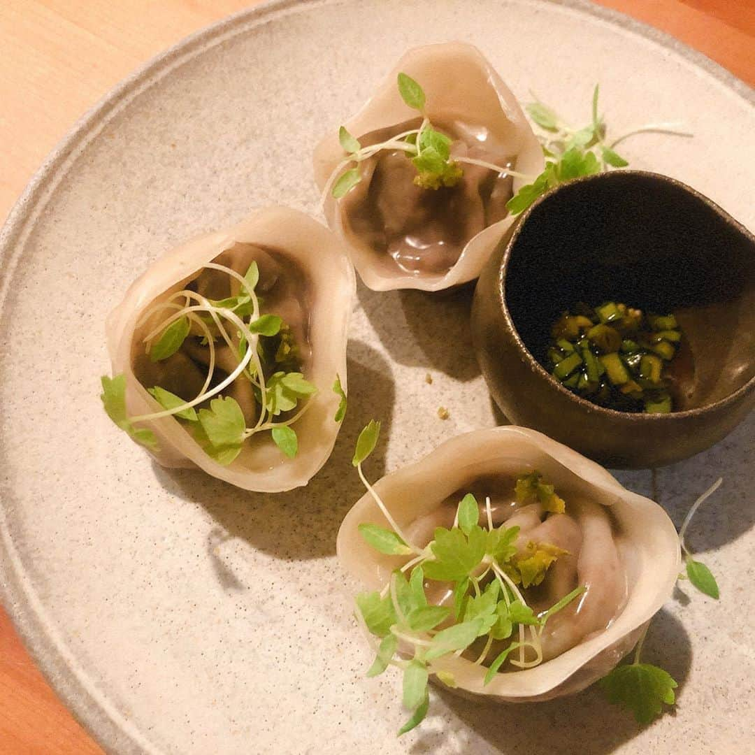 芝彰子さんのインスタグラム写真 - (芝彰子Instagram)「🌿 何を食べるか、 食べるものを選ぶことはもちろん、  誰と食べるか、環境、シチュエーション、 どんな気持ちか。  ただ食べるだけでも 全てが相まって美味しさ一つ変わるし、 その後に思い出にもなるから 家でも外でも、例え1人でも 毎食、一食一食大切にしたいな〜って思う☺️❤️ . #healthylifestyle #japanesefood #食育 #食 #食の大切さ #和食 #食べるもので身体は作られる」10月13日 12時40分 - akiaki1221