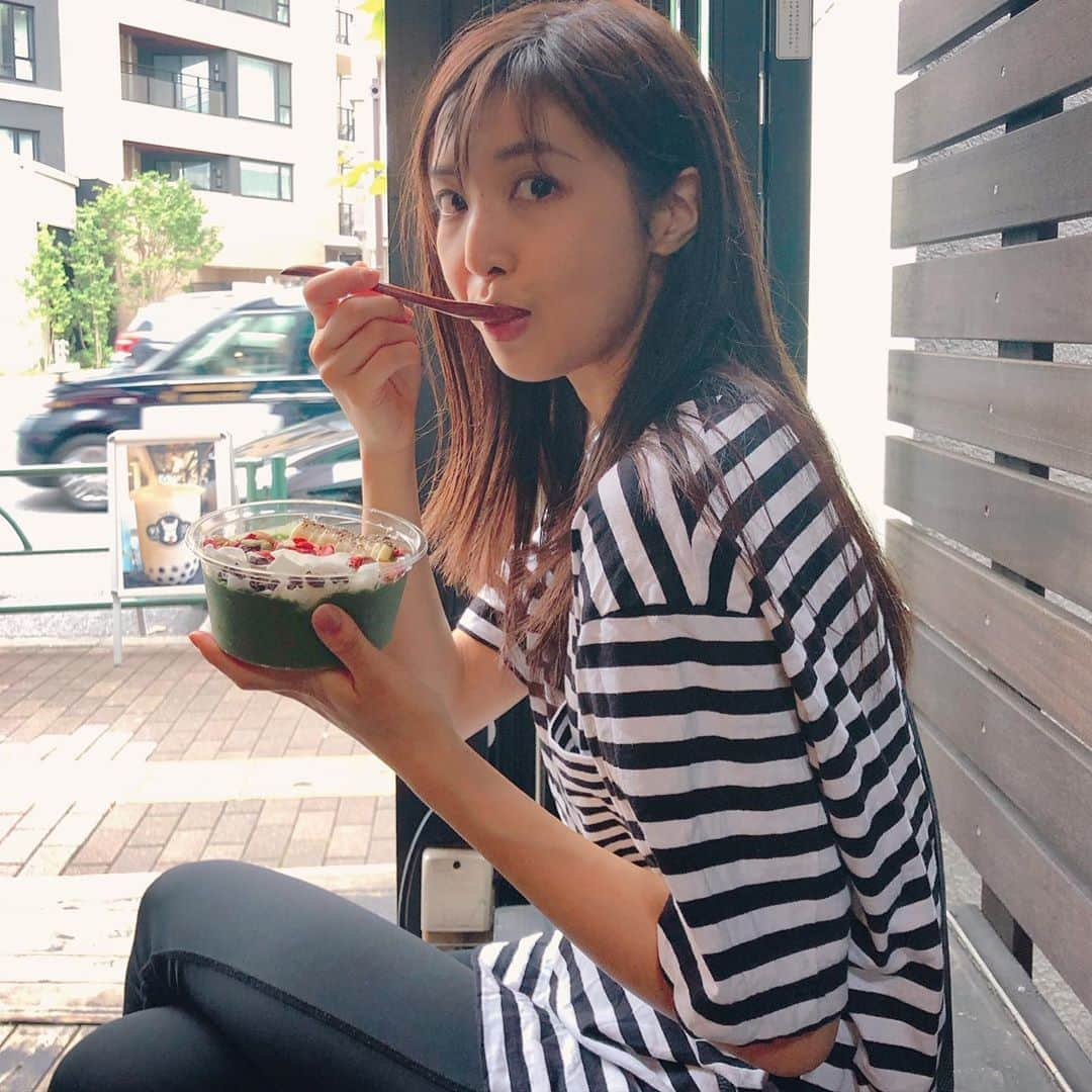 芝彰子さんのインスタグラム写真 - (芝彰子Instagram)「🌿 何を食べるか、 食べるものを選ぶことはもちろん、  誰と食べるか、環境、シチュエーション、 どんな気持ちか。  ただ食べるだけでも 全てが相まって美味しさ一つ変わるし、 その後に思い出にもなるから 家でも外でも、例え1人でも 毎食、一食一食大切にしたいな〜って思う☺️❤️ . #healthylifestyle #japanesefood #食育 #食 #食の大切さ #和食 #食べるもので身体は作られる」10月13日 12時40分 - akiaki1221