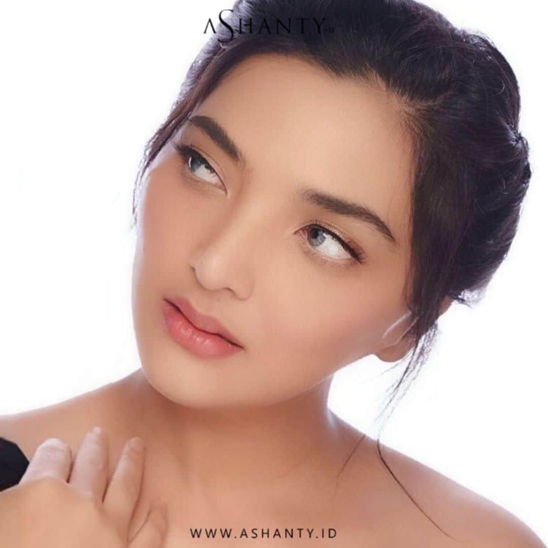 ASHANTY BEAUTY CREAM OFFICIALのインスタグラム：「Taking care of your skin is more important than covering it up ❤️  Selalu rutin merawat wajah dan menutrisi kulit wajah menggunakan cream perawatan wajah yang sudah terbukti aman dan memberikan hasil pasti untuk kulit wajahmu. Kenali kondisi kulit wajah agar dapat memberikan cream yang tepat, konsultasi melalui Admin 🌸  • Anti Aging Cream Series • Whitening Cream Series • Acne Cream Series  _____________________________ Informasi dan pemesanan  Ashanty Beauty Cream Chat Via WA : WA: 081287388885 WA: 085781140354 WA: 087778489900 WA: 081293823950 ⚡️ Fast Respons Click Link On Bio Instagram @ashantyid ❣️ ______________________________ #ashantybeautycream #creamashanty #skincareashanty #skincare #skincareartis #skincarelokal #creamwajah #creamperawatanwajah #obatjerawat #jerawat #kosmetik #krimwajah #creamwajah #whiteningcream #ashantyid #ashanty」
