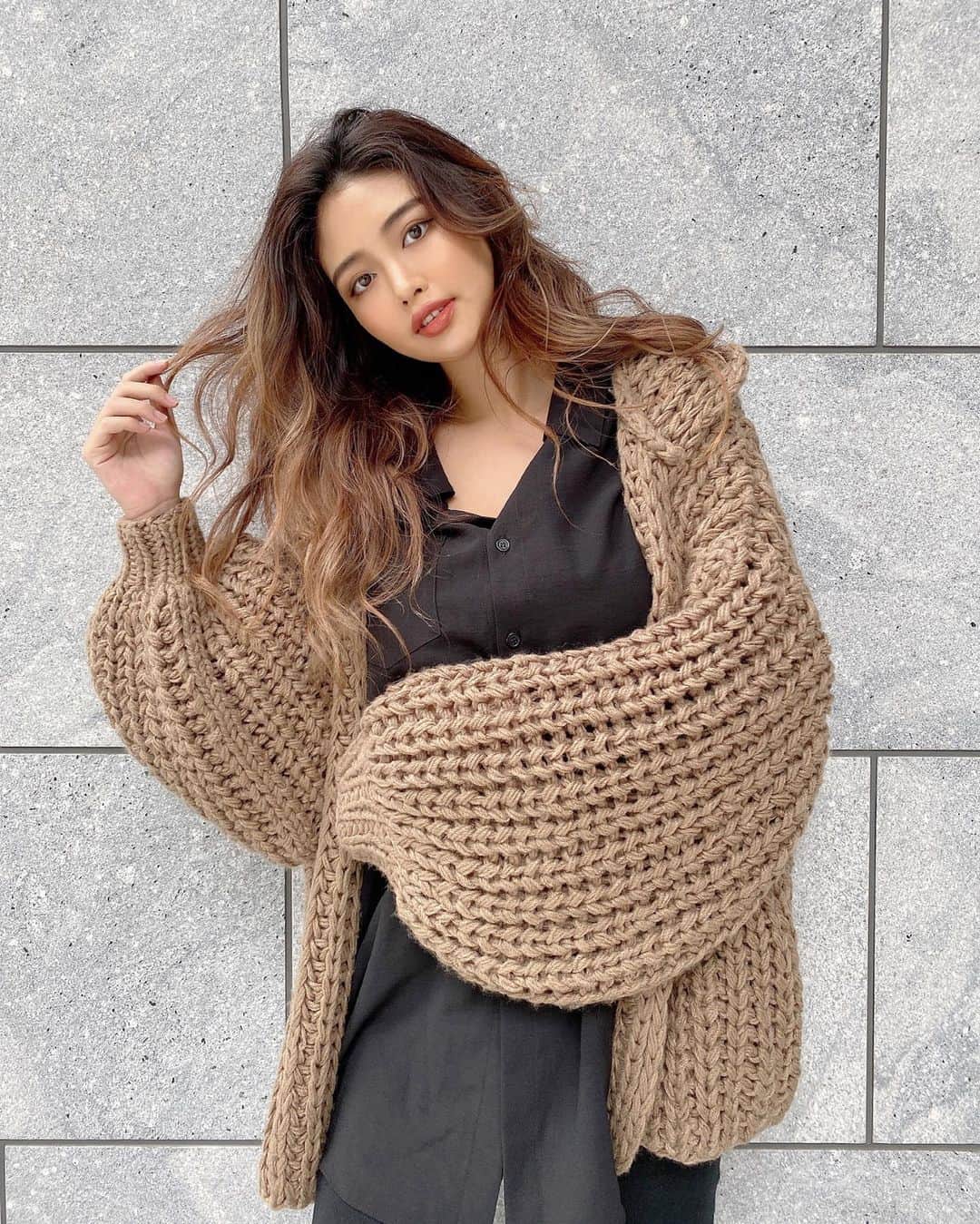 Yumaikaのインスタグラム：「🧶🧸🤎  今日は @helioslivin_official の新作日です🌞  販売開始はpm 18:00〜STARTです👌🏾⏳  顔が隠れちゃうくらいのボリューミーなフード付きのこの手編みカーディガンは 来週のもの😋✨」