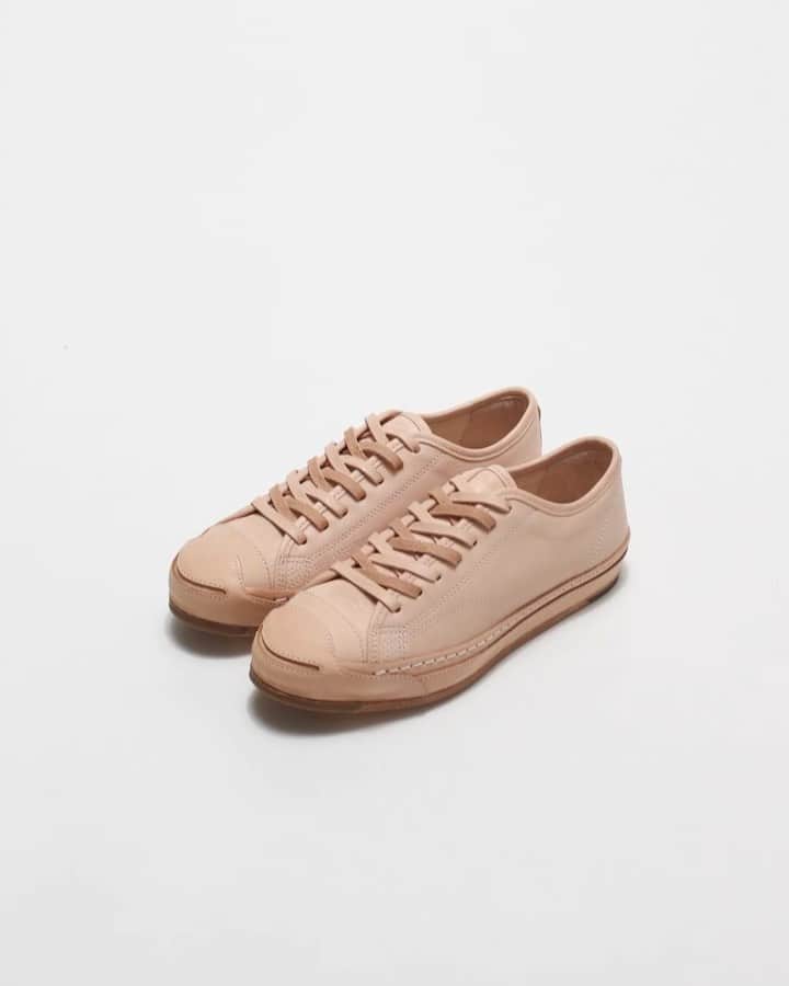 A+Sのインスタグラム：「in store now  ■Hender Scheme MANUAL INDUSTRIAL PRODUCTS - 23﻿ COLOR : NATURAL﻿ SIZE : 4 (26.0㎝ - 26.5㎝) , 5 (27.0㎝ - 27.5㎝) , 6 (28.0㎝ - 28.5㎝) , ﻿ PRICE : ¥52,000 (+TAX)﻿ ﻿ ベジタブルタンニン鞣しのソフトシュリンクショルダーをメインに使い、柔らかい足あたりを実現しました。 マットガードには同じくベジタブルタンニン鞣しではありますが、厚みと張り感、硬さの異なる2素材(どちらもカウレザー)を切り替えました。 つま先部分のくり抜きは、シワを逃がす役割が元々あったのではないかと推測されます。 今でも意匠として残っていますが、作り戻すことで意匠としてのみでなく、しっかりと意味が存在することを発見することができました。 ﻿ ソールも交換可能なので、履き込んで自分らしい表情に育て永くつきあえるシューズとなります。 ﻿ ﻿ A soft shrink shoulder made from vegetable tannin tanning was used as the main material to achieve a soft foot contact. The matte guard is also vegetable tanning tanning, but two types of cow leather with different thickness, tension and hardness are used. The toe part is hollowed out to escape wrinkles. It still remains as a design, but by recreating it, I was able to discover that it has a solid meaning, not just as a design.﻿ Since the sole can be replaced, it will be a shoe that you can wear it to grow your own look and keep it for a long time.﻿ ﻿ #a_and_s﻿ #HenderScheme﻿ #MANUALINDUSTRIALPRODUCT」