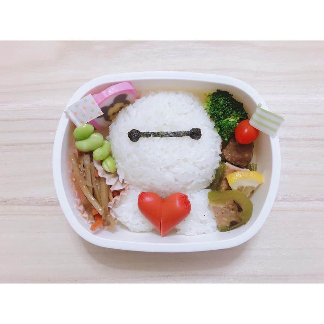 のインスタグラム：「ベイマックス弁当🍱  ディズニー行きたくなるね。。🥺 ピクニックしたくなるね。。🥺  ♡枝豆バジルソース  ♡きんぴらごぼう  ♡ウインナー  ♡ブロッコリー  ♡ミートボールミニトマト  ♡ピーマンの肉詰め  ♡ミッキーのかまぼこ  ベイマックスの頭の中にはツナマヨを詰め込みました😇💓  おかずの詰め方もっと可愛いくできたらなぁ😭葉っぱ系が足りない？？  #100日後にキャラ弁のプロになる #キャラ弁　#キャラ弁初心者 #キャラ弁当 #お弁当記録 #お弁当部 #お弁当日記 #キャラ弁ディズニー #キャラ弁部 #instagood #instafood #instaphoto #good #followforfollowback #followｍe #いいね #⛄️ #cooking #cookingram #followforfollowback #ベイマックス #映え弁　#オベンタグラム　#obentopark #obento」