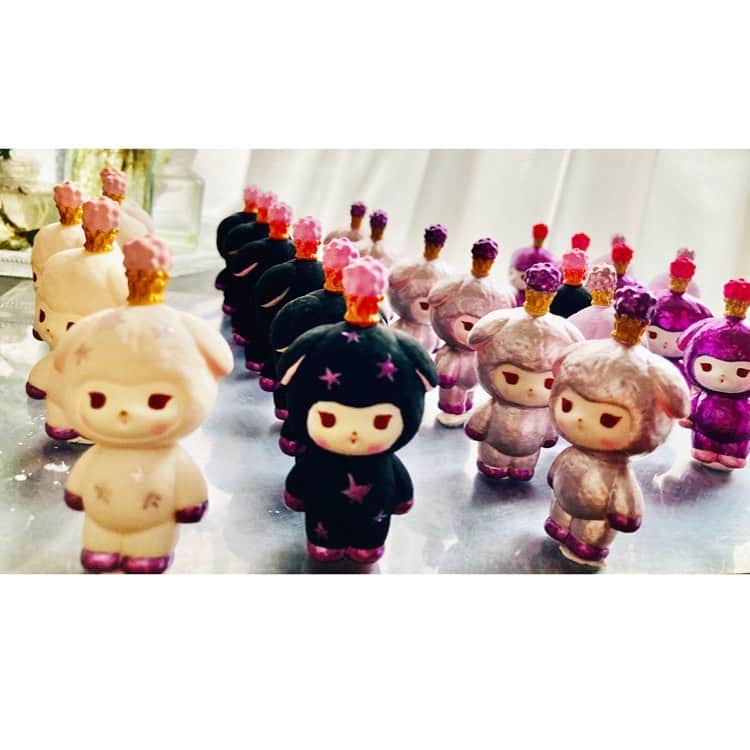 加倉井ミサイルのインスタグラム：「ザワ…ザワザワ  #ワルミミ #warumimi  #今日のミミちゃん🐏 #todaysmimi🐏 #sofvi #vag22  #medicomtoy #絵本  #manga #cartoon #cartoons  #painting #illustration #art #artwork #artist #picturebooks #Childrensbook #childrenbook #stuffed #softtoy #softtoys #stuffedanimals #stuffedsheep  #sheep #happy」