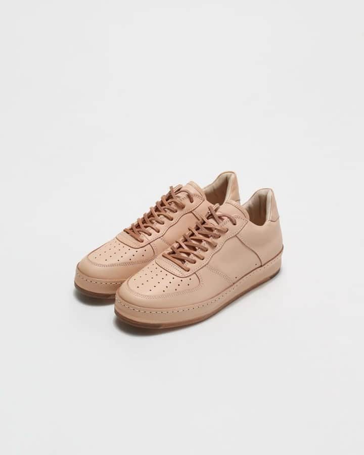 A+Sのインスタグラム：「in store now﻿ ﻿ ■Hender Scheme MANUAL INDUSTRIAL PRODUCTS - 22﻿ COLOR : NATURAL SIZE : 4 (26.0㎝ - 26.5㎝) , 5 (27.0㎝ - 27.5㎝) , 6 (28.0㎝ - 28.5㎝) , ﻿ PRICE : ¥56,000 (+TAX)﻿ ﻿ ”HENDER SCHEME”より22作目となる"MANUAL INDUSTRIAL PRODUCTS"です。キングオブスーニーカーを称え、全てレザーを用い手作業で再構築しています。本作のアッパーには、ベジタブルタンニン鞣しのカウレザーを使用しています。履き込むことで、上品な艶が増し、深みのある色合いへと変化します。 ライニングやソールもレザー素材を使用して、しっかりと作りこまれていることも特徴です。また、付属のコットンのシューレースに変更する事も可能です。 ﻿ ﻿ This is the 22nd "MANUAL INDUSTRIAL PRODUCTS" from "HENDER SCHEME". In honor of the King of Sneaker, all leather is manually rebuilt. The upper of this work is made from cow leather with vegetable tannins. By wearing it, the refined luster increases and the color changes to deep. The lining and sole are also made of leather, and are firmly built. You can also change to the attached cotton shoe laces.﻿ ﻿ #a_and_s﻿ #HenderScheme﻿ #MANUALINDUSTRIALPRODUCT」