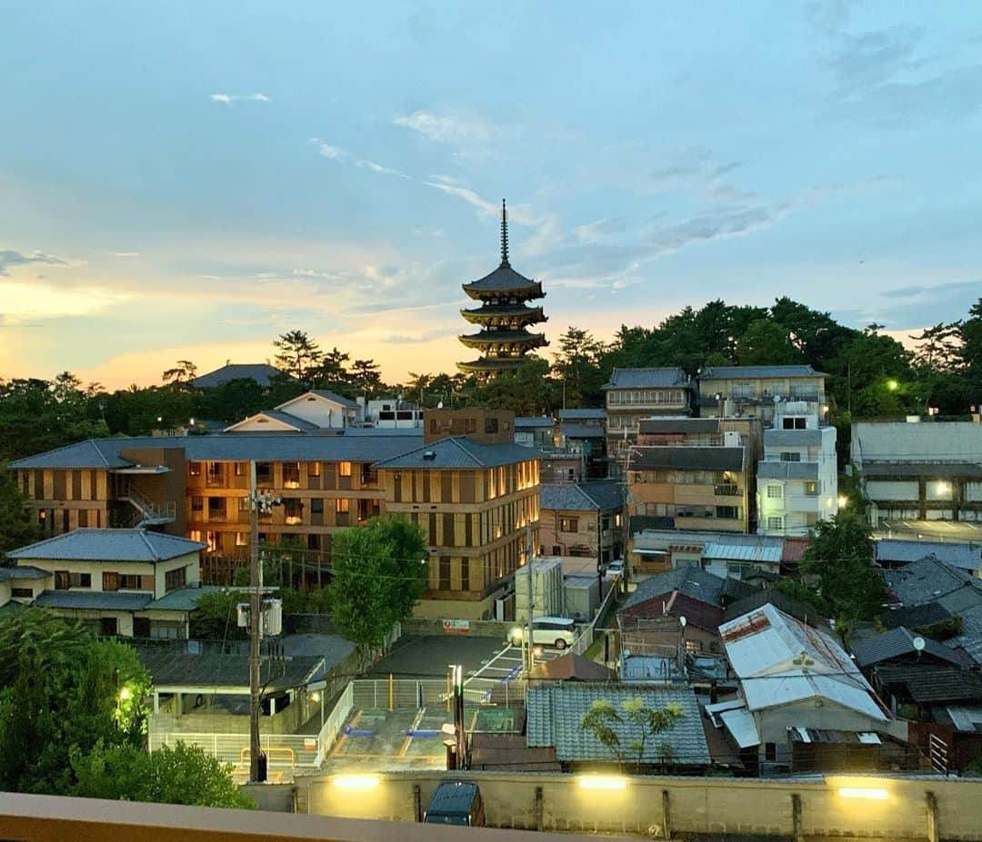 のインスタグラム：「宿の窓からの眺め最高♡  beautiful view from the hotel room ✨  📍#飛鳥荘  #narajapan  #beautifulview  #beautifultemple  #visitjapan  #retrip_nippon  #girlswhotravel  #奈良 #古都  #奈良観光  #ならまち #国内旅行  #タビジョ」