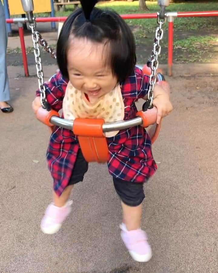 のインスタグラム：「ジブリ美術館❗️❗️ トトロ大好きな長女は、トトロだ！ネコバスだーと喜んでいました☆ 運動会の振替で子供が多くて…ネコバス乗るのは時間規制かかってたけど💦💦なんとか2回乗れて嬉しそう❤️❤️よかった❗️ でも子供にとっては、美術館は難しくてわけわからない様子笑　大人は楽しめたけどね☆ 結局隣の井の頭公園が一番楽しそうでした😂 次女は初めてのブランコに大興奮(^_^) #ジブリ美術館 #井の頭公園 #10ヶ月 #2歳8ヶ月」