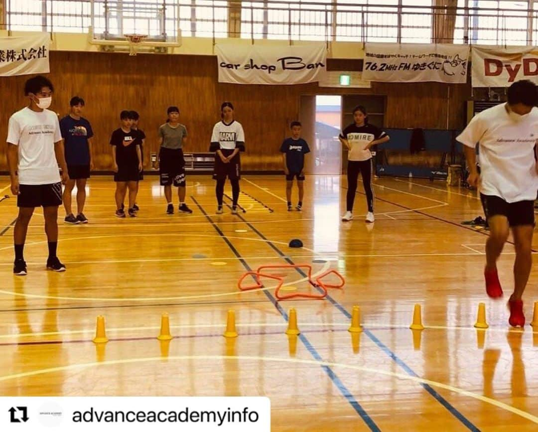 遠藤尚さんのインスタグラム写真 - (遠藤尚Instagram)「新潟県の皆さんありがとうございました！  #Repost @advanceacademyinfo with @make_repost ・・・ いつもアドバンスアカデミーをご利用頂きありがとうございます。  10月10.11日の2日間、新潟県の秋強化合宿をアドバンスアカデミーでやらせていただきました！  体を思い通りに使うウォームアップから始まり、今の課題をトランポリンなどで洗い出しと理解してもらいました。 技術練習は水上エアフィールドにてウォータージャンプをし、この時期からでも大切にさして欲しいテクニックやベーシックを指導させていただきました。  アドバンスアカデミーでは技術練習のみでは無く、ウォームアップから体の使い方を学びそこから自分の課題を理解してもらう事を大切にしています。 単に技術だけを追うのではなく基本や安全に高難度を練習できるようにトランポリンでのバリエーショントレーニングを行ないます。  今回は冬前の強化合宿との事で、冬までの間に成長できるプログラムを中心に2日間やらせていただきました。選手の普段の練習である物、ある環境でできることを一緒に行いました。  新潟県の選手、コーチ、保護者の皆さんありがとうございました！頑張ってください◎  ＊ご依頼、お問い合わせ メール advanceacademyinformation@gmail.com  メールにてご連絡下さい。  #advanceacademy #アドバンスアカデミー #出張レッスン致します #newera  #newerajapan」10月13日 13時00分 - shoendo7