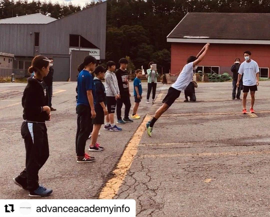 遠藤尚さんのインスタグラム写真 - (遠藤尚Instagram)「新潟県の皆さんありがとうございました！  #Repost @advanceacademyinfo with @make_repost ・・・ いつもアドバンスアカデミーをご利用頂きありがとうございます。  10月10.11日の2日間、新潟県の秋強化合宿をアドバンスアカデミーでやらせていただきました！  体を思い通りに使うウォームアップから始まり、今の課題をトランポリンなどで洗い出しと理解してもらいました。 技術練習は水上エアフィールドにてウォータージャンプをし、この時期からでも大切にさして欲しいテクニックやベーシックを指導させていただきました。  アドバンスアカデミーでは技術練習のみでは無く、ウォームアップから体の使い方を学びそこから自分の課題を理解してもらう事を大切にしています。 単に技術だけを追うのではなく基本や安全に高難度を練習できるようにトランポリンでのバリエーショントレーニングを行ないます。  今回は冬前の強化合宿との事で、冬までの間に成長できるプログラムを中心に2日間やらせていただきました。選手の普段の練習である物、ある環境でできることを一緒に行いました。  新潟県の選手、コーチ、保護者の皆さんありがとうございました！頑張ってください◎  ＊ご依頼、お問い合わせ メール advanceacademyinformation@gmail.com  メールにてご連絡下さい。  #advanceacademy #アドバンスアカデミー #出張レッスン致します #newera  #newerajapan」10月13日 13時00分 - shoendo7