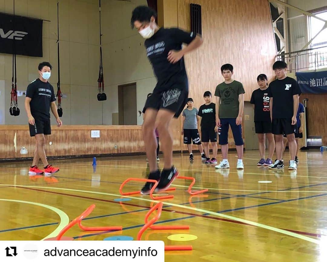 遠藤尚さんのインスタグラム写真 - (遠藤尚Instagram)「新潟県の皆さんありがとうございました！  #Repost @advanceacademyinfo with @make_repost ・・・ いつもアドバンスアカデミーをご利用頂きありがとうございます。  10月10.11日の2日間、新潟県の秋強化合宿をアドバンスアカデミーでやらせていただきました！  体を思い通りに使うウォームアップから始まり、今の課題をトランポリンなどで洗い出しと理解してもらいました。 技術練習は水上エアフィールドにてウォータージャンプをし、この時期からでも大切にさして欲しいテクニックやベーシックを指導させていただきました。  アドバンスアカデミーでは技術練習のみでは無く、ウォームアップから体の使い方を学びそこから自分の課題を理解してもらう事を大切にしています。 単に技術だけを追うのではなく基本や安全に高難度を練習できるようにトランポリンでのバリエーショントレーニングを行ないます。  今回は冬前の強化合宿との事で、冬までの間に成長できるプログラムを中心に2日間やらせていただきました。選手の普段の練習である物、ある環境でできることを一緒に行いました。  新潟県の選手、コーチ、保護者の皆さんありがとうございました！頑張ってください◎  ＊ご依頼、お問い合わせ メール advanceacademyinformation@gmail.com  メールにてご連絡下さい。  #advanceacademy #アドバンスアカデミー #出張レッスン致します #newera  #newerajapan」10月13日 13時00分 - shoendo7