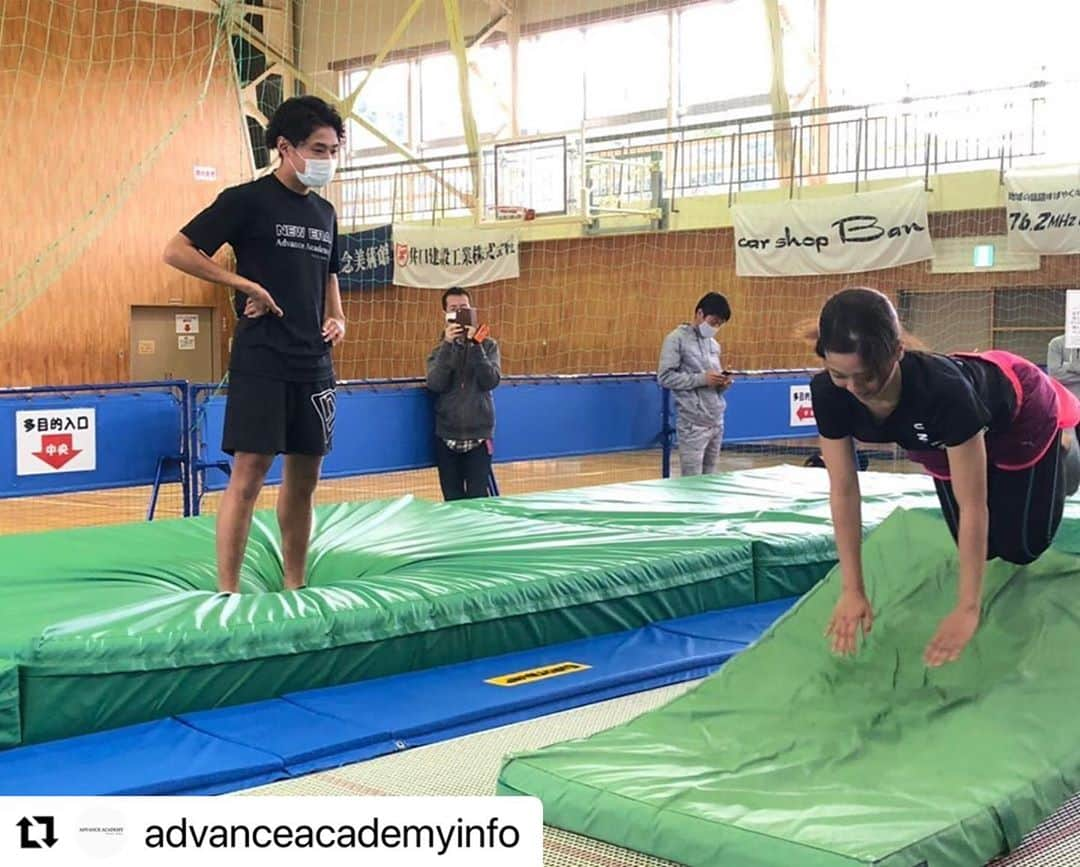 遠藤尚さんのインスタグラム写真 - (遠藤尚Instagram)「新潟県の皆さんありがとうございました！  #Repost @advanceacademyinfo with @make_repost ・・・ いつもアドバンスアカデミーをご利用頂きありがとうございます。  10月10.11日の2日間、新潟県の秋強化合宿をアドバンスアカデミーでやらせていただきました！  体を思い通りに使うウォームアップから始まり、今の課題をトランポリンなどで洗い出しと理解してもらいました。 技術練習は水上エアフィールドにてウォータージャンプをし、この時期からでも大切にさして欲しいテクニックやベーシックを指導させていただきました。  アドバンスアカデミーでは技術練習のみでは無く、ウォームアップから体の使い方を学びそこから自分の課題を理解してもらう事を大切にしています。 単に技術だけを追うのではなく基本や安全に高難度を練習できるようにトランポリンでのバリエーショントレーニングを行ないます。  今回は冬前の強化合宿との事で、冬までの間に成長できるプログラムを中心に2日間やらせていただきました。選手の普段の練習である物、ある環境でできることを一緒に行いました。  新潟県の選手、コーチ、保護者の皆さんありがとうございました！頑張ってください◎  ＊ご依頼、お問い合わせ メール advanceacademyinformation@gmail.com  メールにてご連絡下さい。  #advanceacademy #アドバンスアカデミー #出張レッスン致します #newera  #newerajapan」10月13日 13時00分 - shoendo7