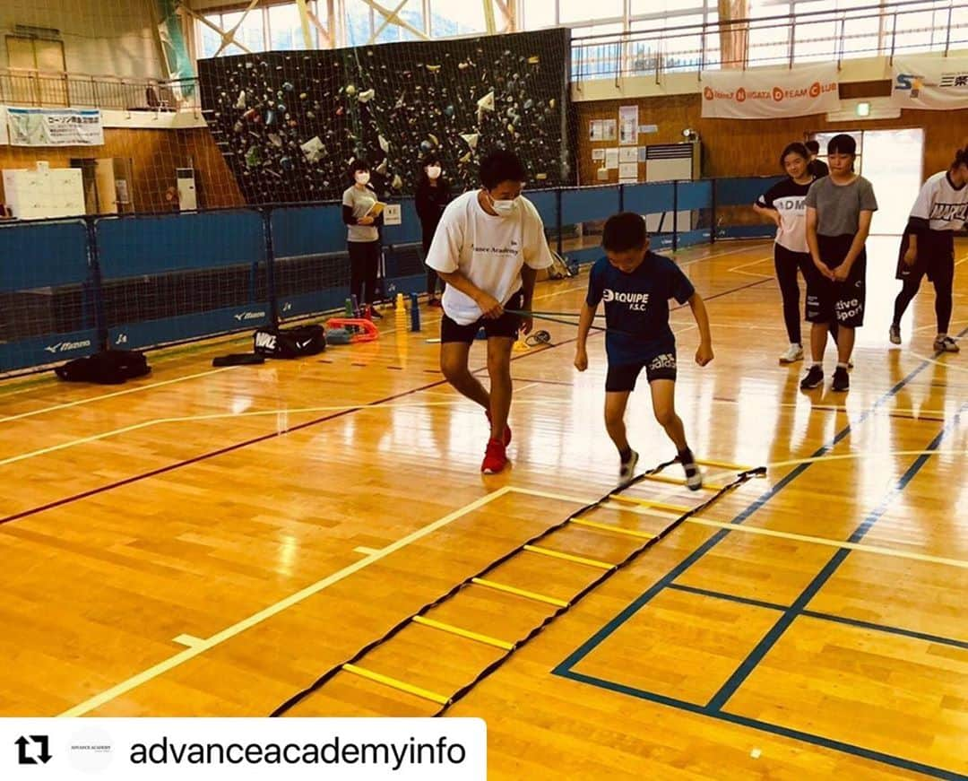 遠藤尚さんのインスタグラム写真 - (遠藤尚Instagram)「新潟県の皆さんありがとうございました！  #Repost @advanceacademyinfo with @make_repost ・・・ いつもアドバンスアカデミーをご利用頂きありがとうございます。  10月10.11日の2日間、新潟県の秋強化合宿をアドバンスアカデミーでやらせていただきました！  体を思い通りに使うウォームアップから始まり、今の課題をトランポリンなどで洗い出しと理解してもらいました。 技術練習は水上エアフィールドにてウォータージャンプをし、この時期からでも大切にさして欲しいテクニックやベーシックを指導させていただきました。  アドバンスアカデミーでは技術練習のみでは無く、ウォームアップから体の使い方を学びそこから自分の課題を理解してもらう事を大切にしています。 単に技術だけを追うのではなく基本や安全に高難度を練習できるようにトランポリンでのバリエーショントレーニングを行ないます。  今回は冬前の強化合宿との事で、冬までの間に成長できるプログラムを中心に2日間やらせていただきました。選手の普段の練習である物、ある環境でできることを一緒に行いました。  新潟県の選手、コーチ、保護者の皆さんありがとうございました！頑張ってください◎  ＊ご依頼、お問い合わせ メール advanceacademyinformation@gmail.com  メールにてご連絡下さい。  #advanceacademy #アドバンスアカデミー #出張レッスン致します #newera  #newerajapan」10月13日 13時00分 - shoendo7