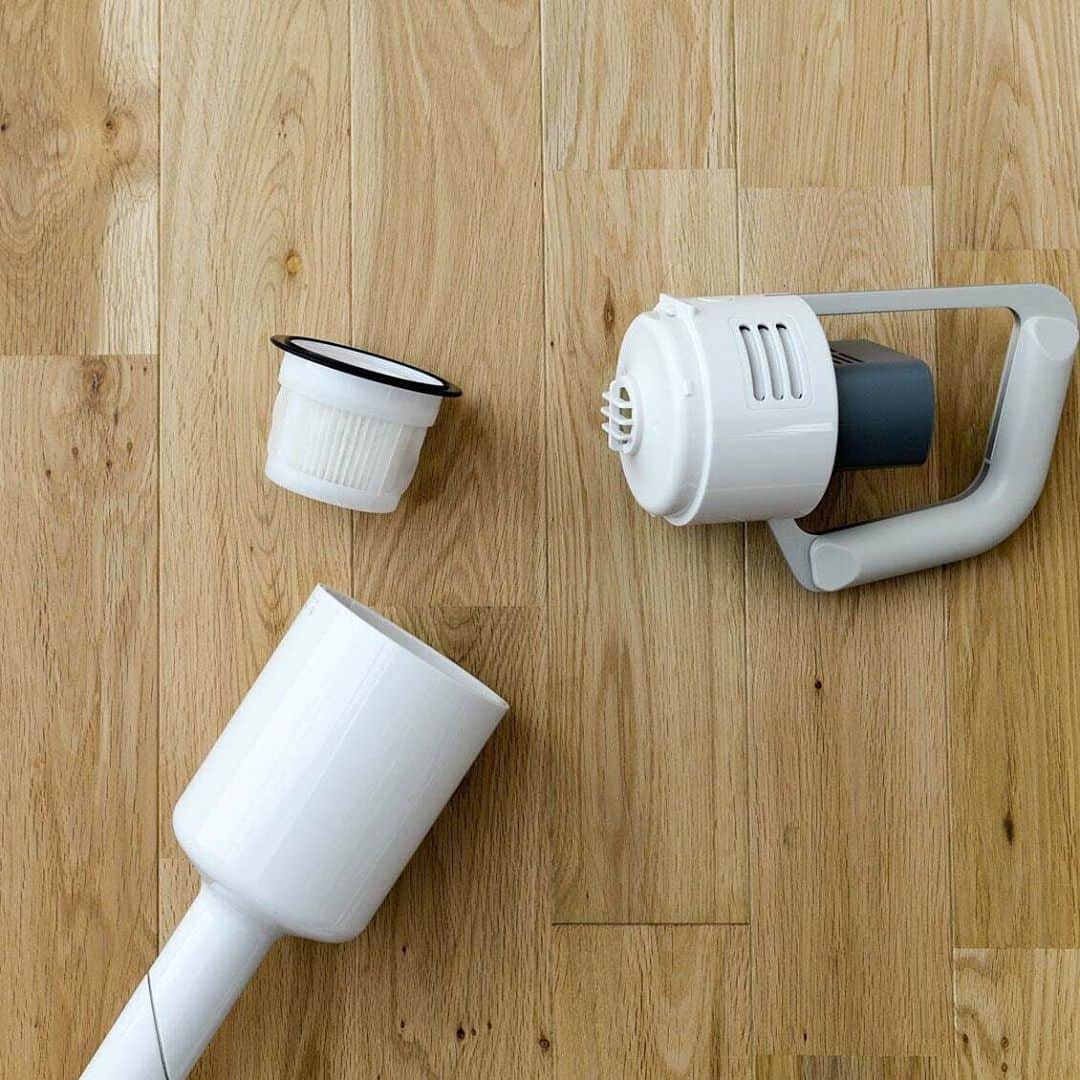 北欧、暮らしの道具店さんのインスタグラム写真 - (北欧、暮らしの道具店Instagram)「「週末にまとめて掃除」の習慣が無くなる、生活を変えてくれたおしゃれな掃除機。 . - - - - - - - - - - - - おしゃれなデザインだから お部屋に出しっぱなしにできる！ ±0のコードレスクリーナー。 . 簡単に手に届くところに置けるので 押入れから出したり、 コンセントに挿したりという手間がなく 気軽に手に取れて、お部屋のきれいが 保ちやすくなるんです◎ . 「週末まとめて掃除」→「毎日ささっと掃除機をかける」に、 習慣をシフトしてくれますよ。  重さは、1kgちょっとと女性でも片手でラクに持てるほど。 エアコンのフィルターを掃除したり、 2階へ持ち運んだりと活躍場所が増えそうです。  ゴミ捨ても、ダストカップから 2層式のフィルターを外し、 ゴミ箱に捨てるだけ。 紙パックがいらない仕様になっていますよ♪  カラーはインテリアに馴染みやすい、 二色をご用意しました！ぜひ日々の暮らしに 取り入れていただけたなら嬉しいです◎ . - - - - - - - - - - - - ±0 / 掃除機 / コードレスクリーナー（スタンド付き） . ▶︎ プロフィールのリンクから、お値段・サイズなど詳しい情報をご覧いただけます。→@hokuoh_kurashi . 🎁「クラシ手帳2020」プレゼントキャンペーン実施中！お買いものいただいた方に、当店オリジナルの手帳を無料でお届けいたします。 . #interior#interiors#livingroom#homedecor#instahome#プラスマイナスゼロ#掃除機#コードレスクリーナー#クリーナー#大掃除#掃除#お掃除#整理整頓#キッチン#玄関#リビング#インテリア#北欧インテリア#インテリア雑貨#シンプル#シンプルライフ#シンプルデザイン#暮らしを楽しむ#日々の暮らし#北欧#暮らし#北欧暮らしの道具店」10月13日 13時02分 - hokuoh_kurashi