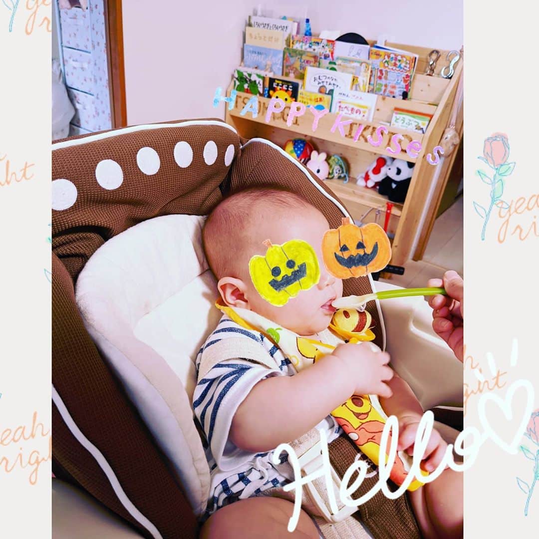 畠山智妃のインスタグラム：「またまた子育て日記です(｀･ω･´)ゞ  我が息子くん!! 早くも生後5ヶ月を迎えました☺✨  首は座ってるし、支えれば座れるし… そして… お食い初めのときに 口に当てたお箸をペロペロしたり、 大人の食事中には手を抱っこしてきたり、  これはこれは、かなり食事が興味あるのでは!?  ということで 5ヶ月と1日だった、2020/10/11に離乳食デビューを果たしましたー❤❤❤❤  娘ちゃんの時と2度目なのにー、またまた10倍がゆ…作りすぎたー＼(^o^)／www ちょうどいい量作れる人いたら教えて欲しい(笑) 初日も2日目もきちんと舌を使って、お粥を口の中にしっかり運んでくれました☺✨☺✨☺✨  また久しぶりの投稿となっておりますが、 私も娘ちゃんも息子くんも、、、おまけに旦那くんも✌家族全員元気に過ごしております☺  夏のお出かけなどなど 見てほしいお出かけレポがたくさんあるので かなりゆっくりとなっていますが( •̀ㅁ•́;)既に秋を迎えてますが夏のお出かけレポから書きたいと思っているので、その際にはまた読んでくださると幸いです(｀･ω･´)ゞ  息子くんメモ✍✍✍✍✍ ★よく笑う ★よく飲む、食べる、出す、寝る ★ずりバイが高速 ★欲しいものが届かなくてしょっちゅう泣いてる ★シールとか食べちゃう ★ハイチェアに乗せてると基本はご機嫌  さあさあ たくさん離乳食食べておくれえええええ✌」