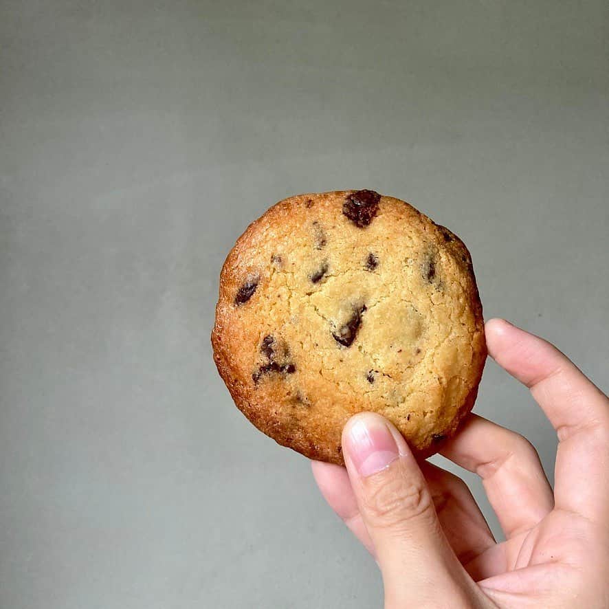 WorldNeighborsCafe/SoooLiquidのインスタグラム：「こんにちは！⁠⠀ 今日も元気に営業しています！⁠⠀ ⁠⠀ お店のレジ横で販売してるクッキーはお店でイチから作ってる手作りクッキーです。⁠⠀ ⁠⠀ 外側カリッとしていて、中はしっとり。⁠⠀ 200円で販売しているので、ぜひお試し下さい😍⁠⠀ ⁠⠀ #worldneighborscafe #soooliquid⁠⁠⠀ ⁠⠀ ーーーーーーーーー⁠⠀ weekday...11-20⁠⠀ weekend...10-20⁠⠀ closed...wednesday⁠⠀ L.O...19:30⁠⠀ ーーーーーーーーー」