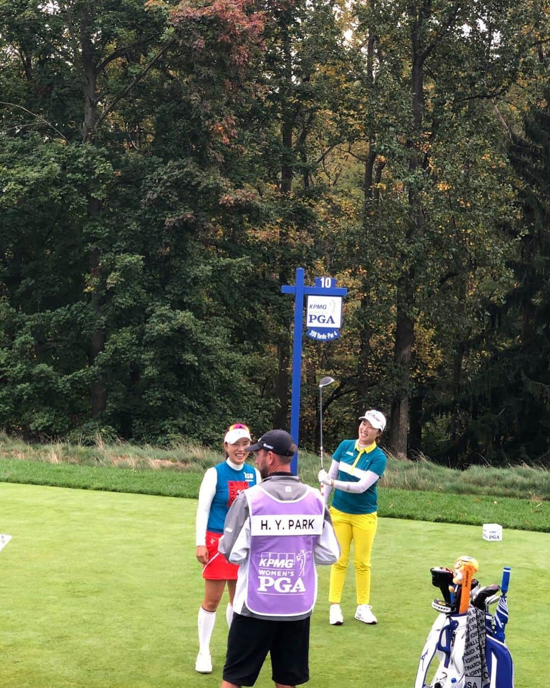 パク・ヒヨンのインスタグラム：「We had a fun Sunday final round with #haejikang #kpmgwomenspga  And we are team #louiscastel 🧡」