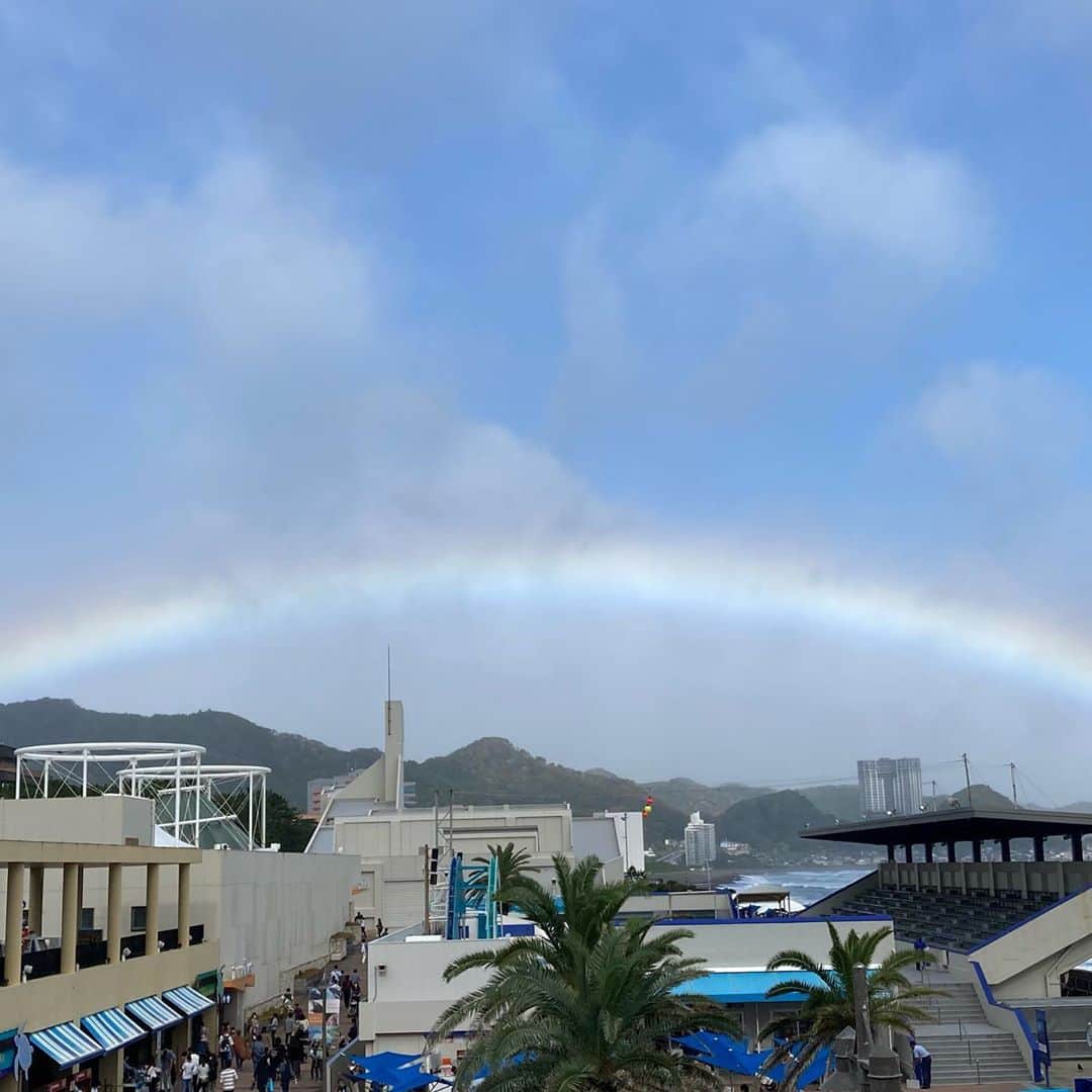 シモネのインスタグラム：「雨降らないとほんとに虹に出会えないと確信した日🌈 人生も同じね〜 #耐えて信じる　笑笑」