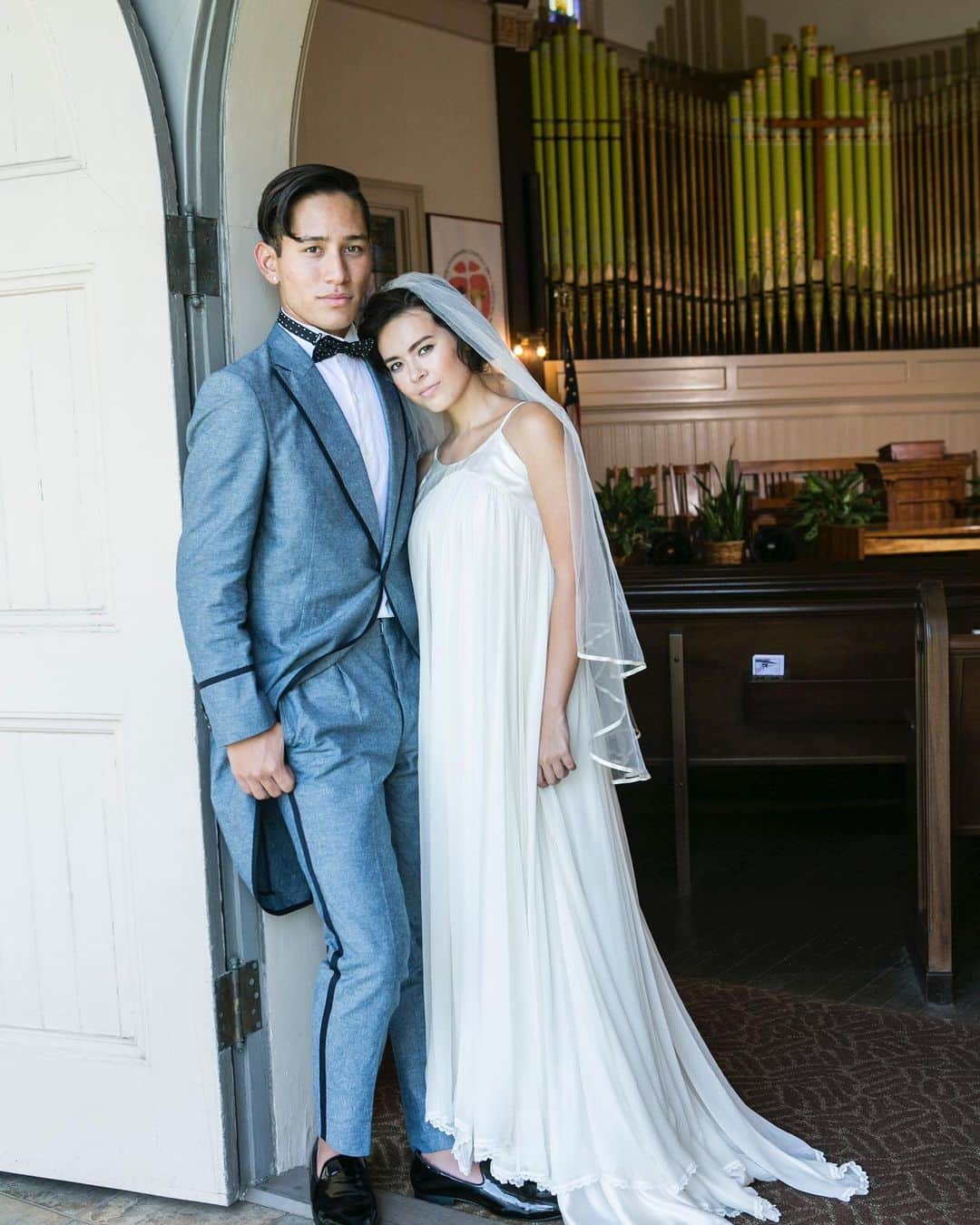 oversea_weddingのインスタグラム：「その旅に 恋をする 写真にこだわるリゾートウェディング ・ ceremony ・ 国内だから時差もなくリーズナブルに、南海の楽園で「宮古ブルー」に輝く空と海に包まれるphotogenicなlover's weddingを。 ・ まずはお問合せを。 #リゾートウェディング #前撮り #ウェディングフォト #後撮り #星空撮影 #ウェディングドレス #hawaiiwedding #花嫁ヘア #フォトウェディング #卒花 #プレ花嫁 #卒花嫁 #日本中のプレ花嫁さんと繋がりたい #沖縄挙式 ウェディング #沖縄ウェディング #写真好き #宮古島 #ビーチフォト #dancingbear #onelove #海外ウェディング #宮古島旅行 #ウェディングブーケ #リゾ婚 #与那覇前浜ビーチ #お色直し #入籍 #宮古ブルー #モバイルウェディング #さとうきび畑の一本道」