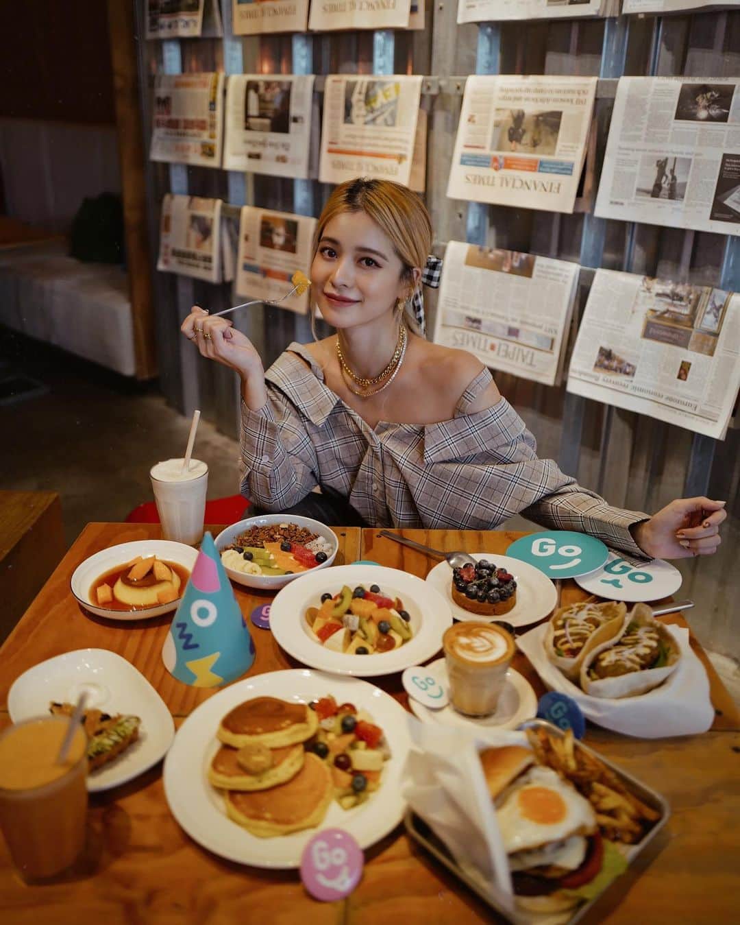 林咖安（Lyla）さんのインスタグラム写真 - (林咖安（Lyla）Instagram)「看到照片上的美食 有沒有巨餓無比的感覺😆 不太吃合成食物的我 特別喜歡找一些食材天然吃起來又健康的餐廳👌🏻  雖然我是公認的料理黑洞🌪 但對挑餐廳我還算有信心✨ 找餐廳、點外送～善用APP是必備的！ 不雷的餐廳當然要現場吃過才能推薦給大家💁🏼‍♀️  用GoShare 新推出了的SCAN & PAY 功能 到有和GoShare Select 合作的25家餐廳點餐 每天都有驚喜折扣最低 64 折起 （小資男女來來來😁）  那到底怎麼用？我試給你們看🙋🏼‍♀️ ⭐️教學視頻在上圖網左滑⭐️  來過好幾次woolloomooloo（信義店） 是一個適合週末午後和平時需要外出開會的地方⭐ 而且登登！是一家寵物友善餐廳✨✨✨ 是不是很可愛☺️  然後食物方面其實非常豐富 從咖啡、鹹食、早午餐、甜點、蔬食 還有想要來點微醺的朋友們這裡都有喔！🌮🥞🍮☕🍻🥗🍔🍎🥝🌽🥛🍪  不囉唆最後直接用小視頻讓大家ㄧ目了然 怎麼用GoShare App - SCAN&PAY 進行支付🤎 我這餐省了600多！！！  @goshare.official @woolloomooloo.xinyi   #GoShareSelect #挑剔指南 #舌尖漫遊 #Top25UrbanDining #優惠詳請以GoShare官方說明為準 #謹慎理財信用至上」10月13日 13時10分 - _______lyla_______