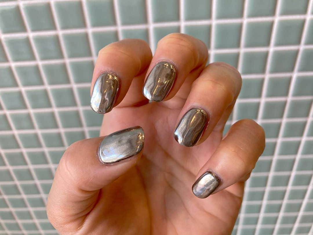 井上花実のインスタグラム：「ひだり手は大好きなシルバー silver925的なシルバーにしてもらった リングつけたままお仕事できる美容師さんも多いけど わたしはスタイリング剤とか薬剤が気になってつけられないぶん 大好きなアクセサリーみたいな色をネイルにするのがすき  次のネイルのデザインも頭の中では決めました🤤💭 : #シルバーネイル#silver925#silver#silvernails#シルバー925」