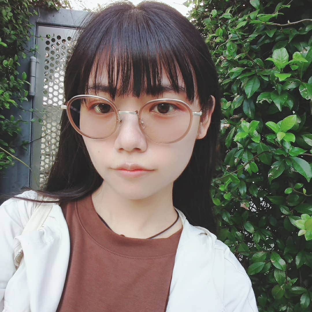 のインスタグラム：「秋の空色が綺麗な朝でしたね。 ライトブラウンのフレームに調光レンズをセットしたら目にも優しくすっぴんになんでもない服装でも、マスクしててもどこかおしゃれでお気に入り。 . . . . . . . . . . . . . . . . . . #photo_jpn  #photography  #メガネ女子  #zoff #村田倫子 #romantic  #調光レンズ #ファッション好き  #uniqlo  #エアリズムコットンオーバーサイズtシャツ  #ファイテン #ファイテンネックレス #今日のふく  #今日の空  #今日の空と雲  #followｍe」