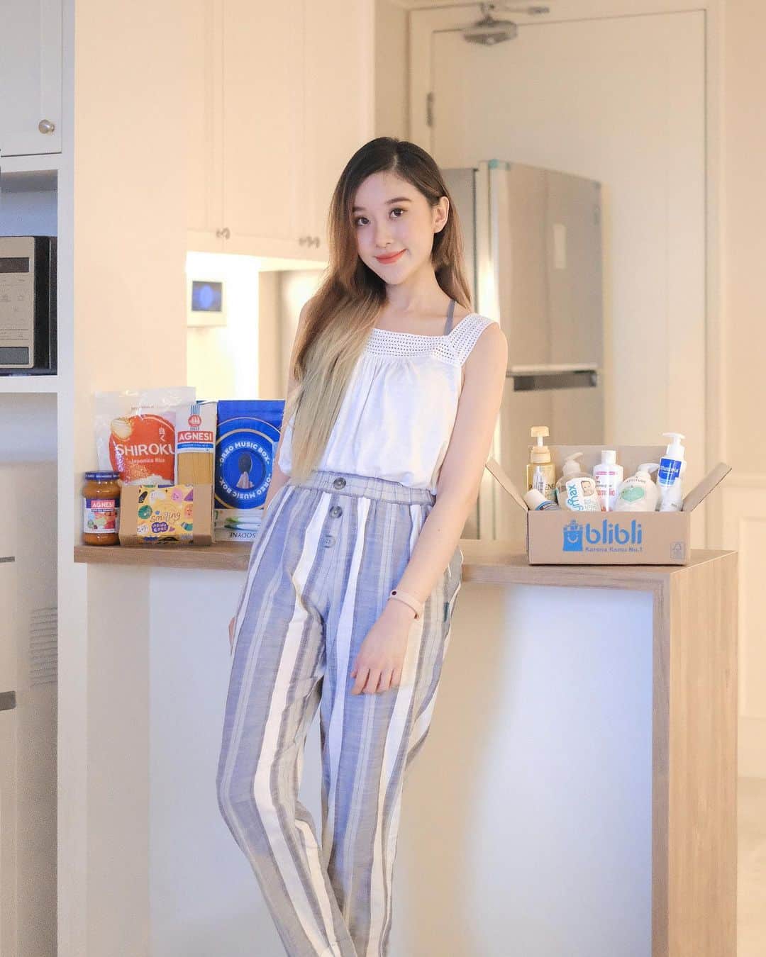 ジェシカ・ヤマダのインスタグラム：「Disini online, disana online, dimana-mana hatiku online. Apalagi lagi pandemi gini kan, semuanya ya serba online. 👩‍💻 Belanja kebutuhan harian gimana, online juga? Wah ga usah ditanya deh, kalo ini mah dari sebelum pandemi pun aku udah (((menjuluki diri sendiri))) RATU BELANJA ONLINE. 🤣👑 Well, if you’re cuan minded like I am, pastinya kalian juga prefer belanja online lah ya (wahai warga cuan yang belum online, beralihlah ke dunia online sekarang juga). 🏃‍♀️⁣⁣ ⁣⁣ Apalagi sekarang di @bliblidotcom udah ada Bliblimart. 💙⁣⁣ Bener-bener memudahkan banget soalnya hampir semua barang kebutuhan harian aku like bahan pokok, kebutuhan dapur dan toiletries, bahkan sampai barang kebutuhan @jessbebes dan fresh produce pun semua ada disana, LENGKAP. 👶🏻🍪🧂🥦🐓🧴🛒⁣⁣ ⁣⁣ Udah gitu nyampenya kilat banget (aku udah beberapa kali order disana), barang yang nyampe juga ori dan bagus karena packingnya rapi banget. Gratis Ongkir dan sering ada promo pula. Mau makin cuan? Nih pakai aja kode aku ya BLIBLIJESSY buat dapetin diskon tambahan. 🤑⁣⁣ ⁣⁣ Cus deh yuk belanja sekarang di Bliblimart:⁣⁣ 💙 Blibli.com/jessyamada 💙⁣⁣ ⁣⁣ #KarenaKamuNo1 #Bliblimart #SupermarketNomor1 #jesswears #onlineshopping #groceryshopping」