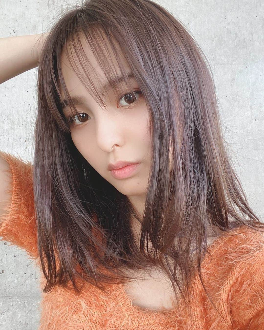 山口厚子さんのインスタグラム写真 - (山口厚子Instagram)「今年の秋はいろんなカラーの アイシャドウに挑戦する🎃🍂🧡 . . . #マスクしてたからリップしてないよ泣 #秋服コーデ  #ファッション #shooting #photo  #selfie  #autumn  #brown #makeup  #model #visee」10月13日 13時18分 - atu_yaman